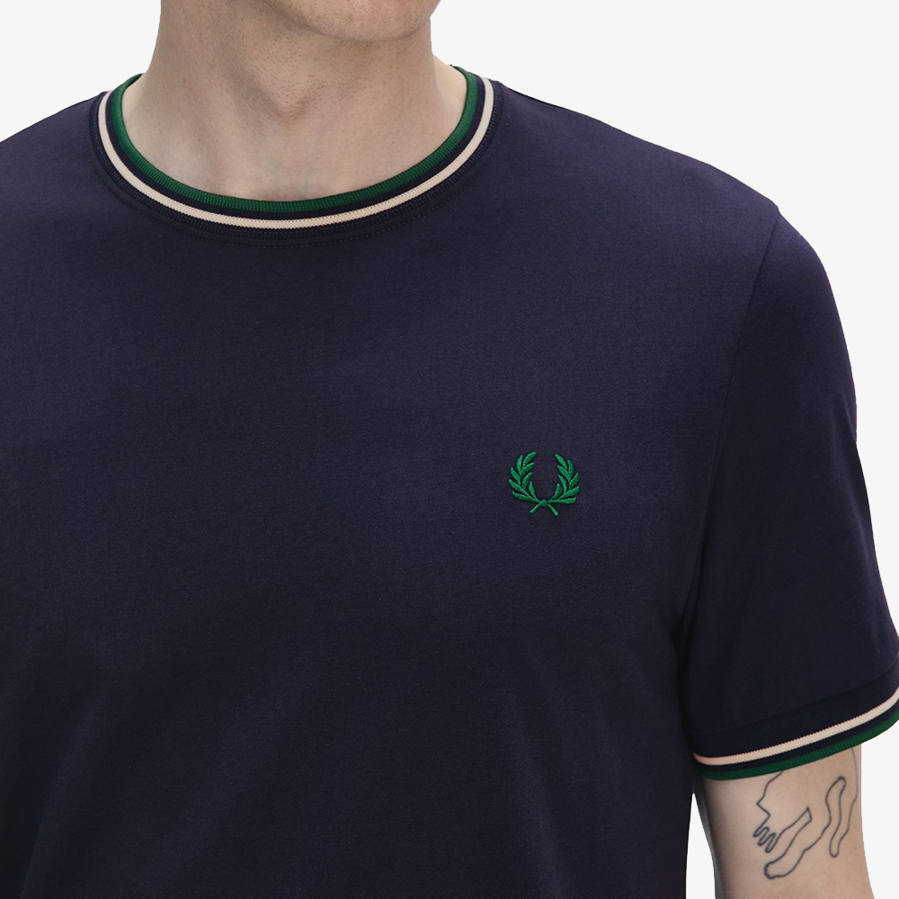 프레드페리 트윈 팁 티셔츠 다크카본/라이트에크루/라벨 그린(Fred Perry Twin Tipped T-Shirt Dark Carbon/Light Ecru/Label Green) - 4