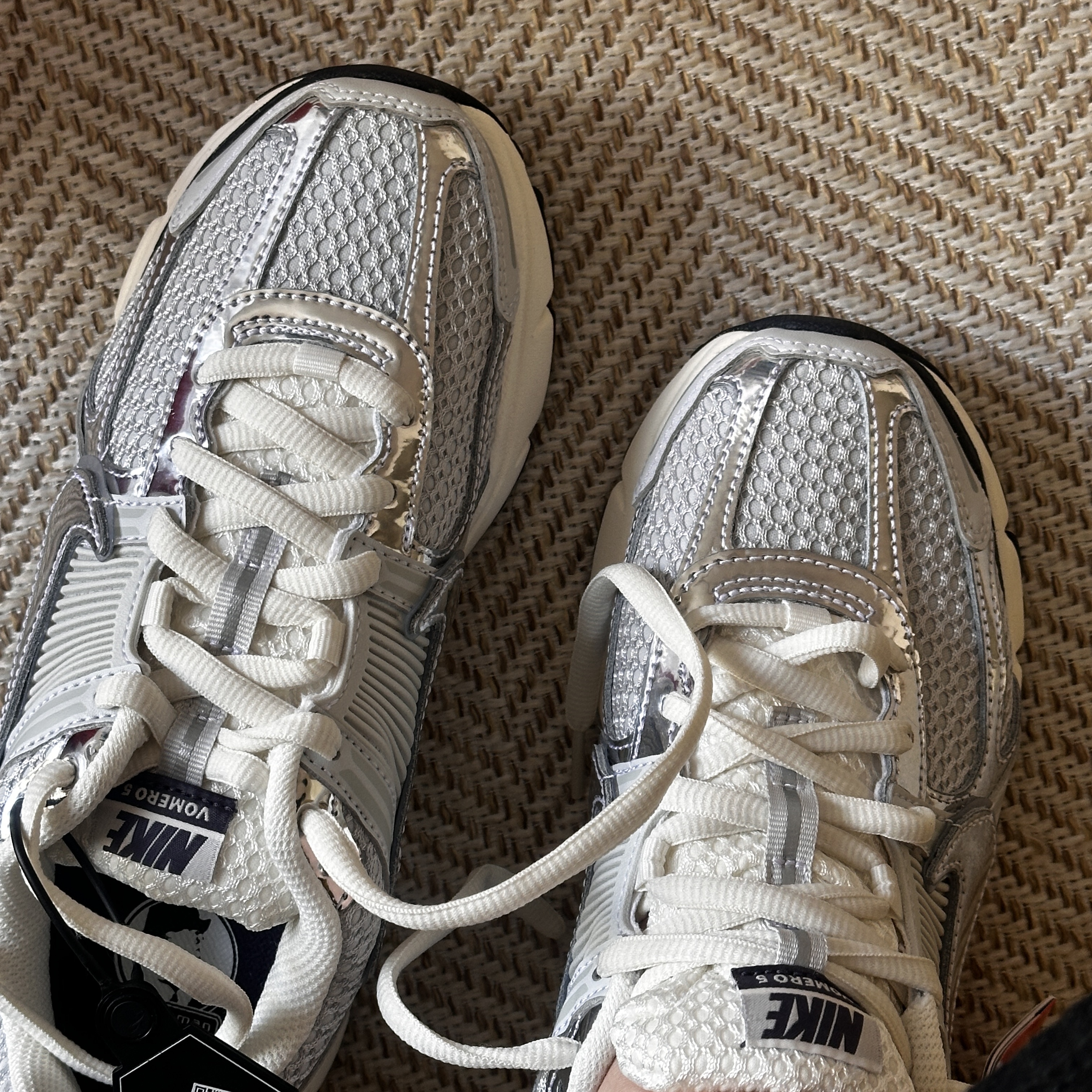 (W) Nike Zoom Vomero 5 Photon Dust and Metallic Silver 착용 스타일