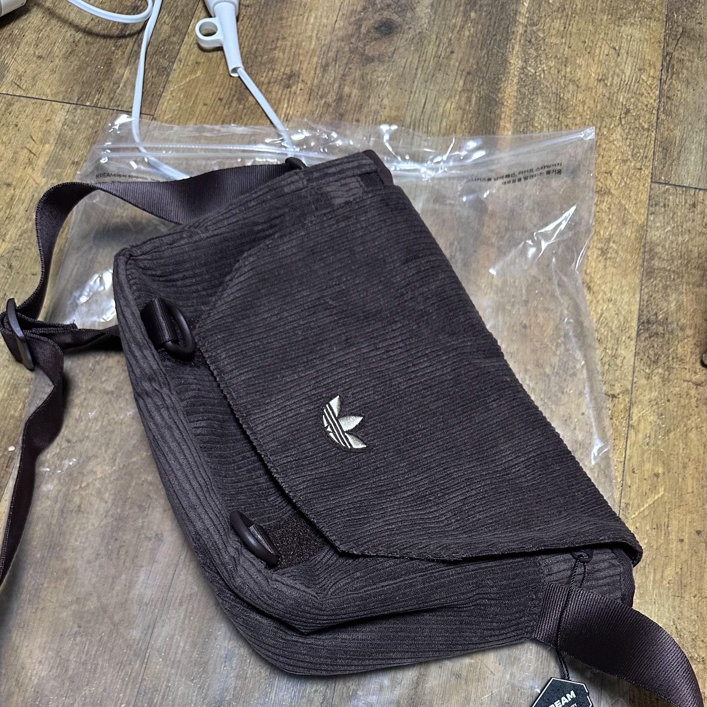 Adidas NEXT+ Corduroy Messenger Bag Shadow Brown 착용 스타일
