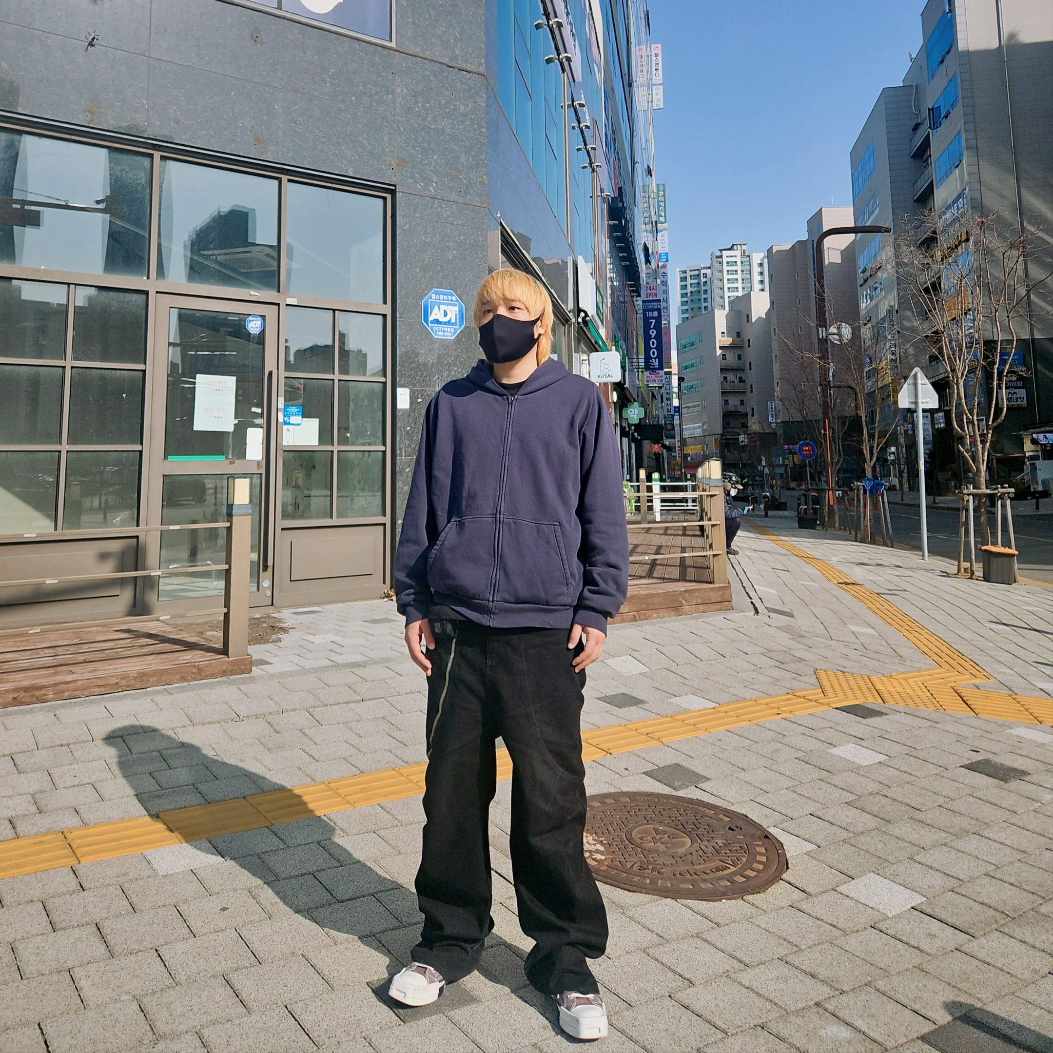 Yeezy YZY Zip-Up Hoodie Navy, Converse x Drkshdw Turbodrk Chuck 70 Hi Laceless Iron 착용 스타일