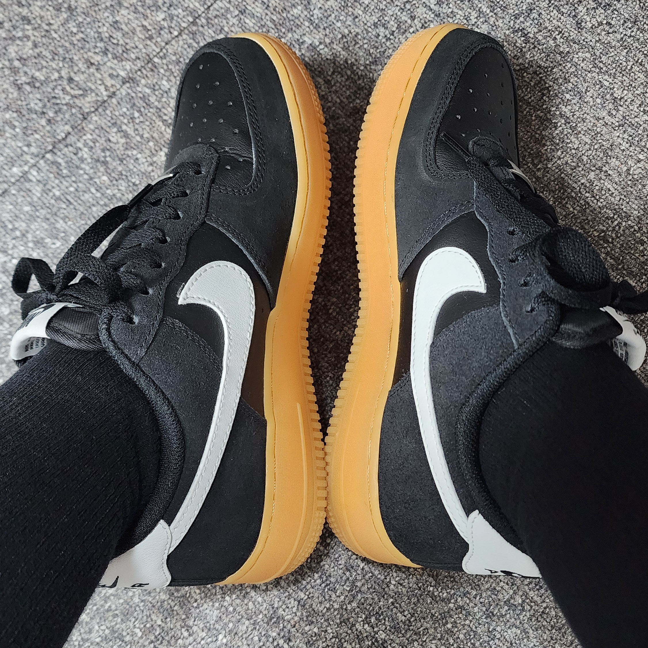 Nike Air Force 1 '07 LV8 Black Gum Light Brown 착용 스타일