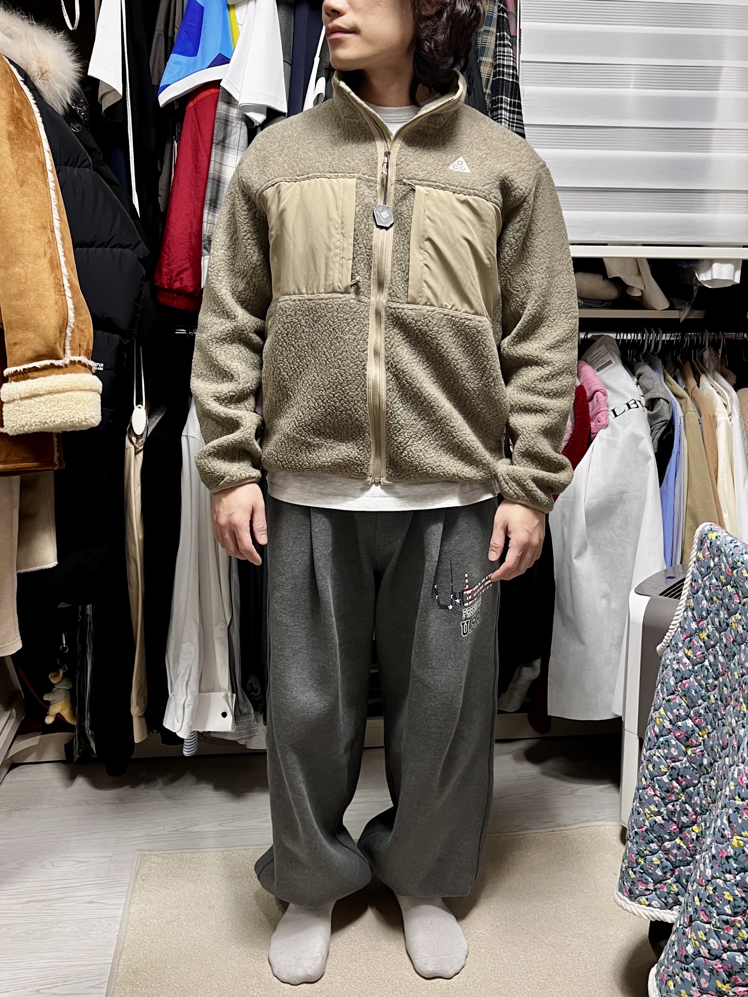 나이키 ACG 아크틱 울프 풀 집 탑 카키 라이트 아이언 오어 - 아시아, 언더마이카 피오씨 USA 플래그 본디 스웻 팬츠 그레이 착용 스타일 - 1