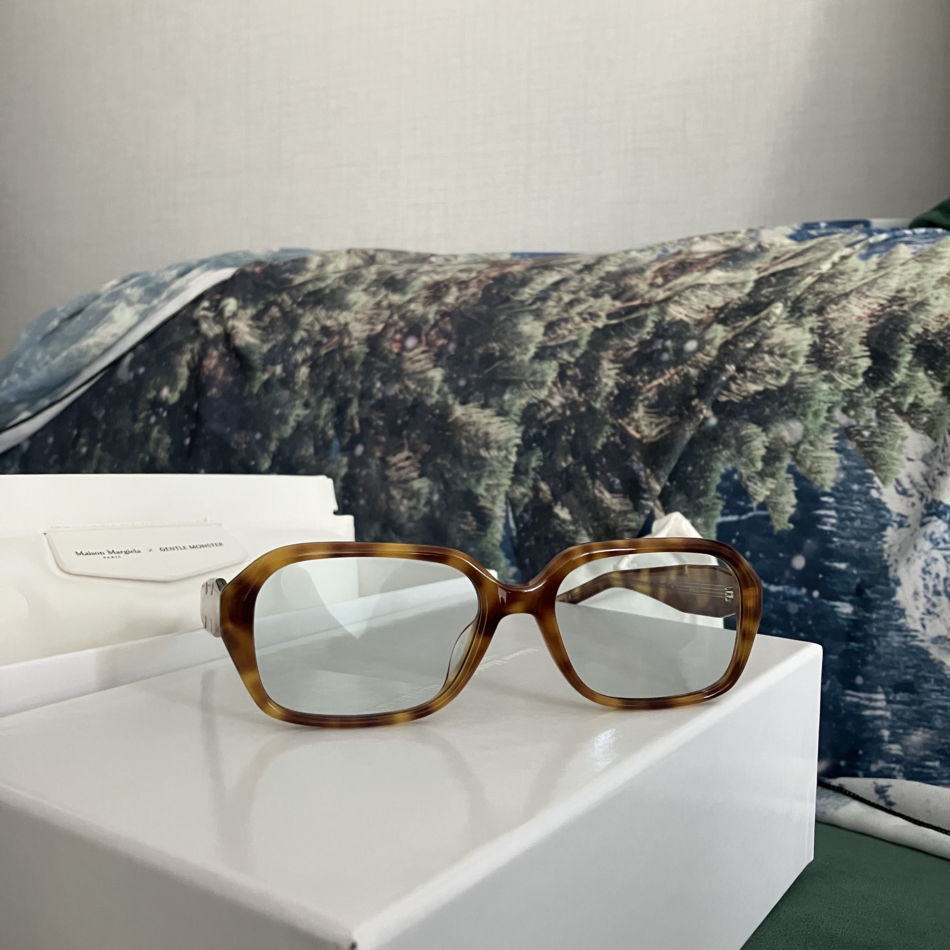 Gentle Monster x Maison Margiela MM212 Tortoise Green, (W) Louis Vuitton Essential V Necklace Gold 착용 스타일 - 1
