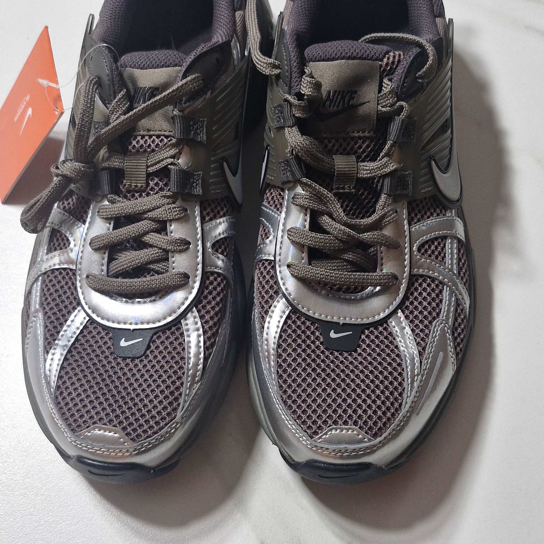 Nike V2K Run Cave Stone Flat Pewter 착용 스타일