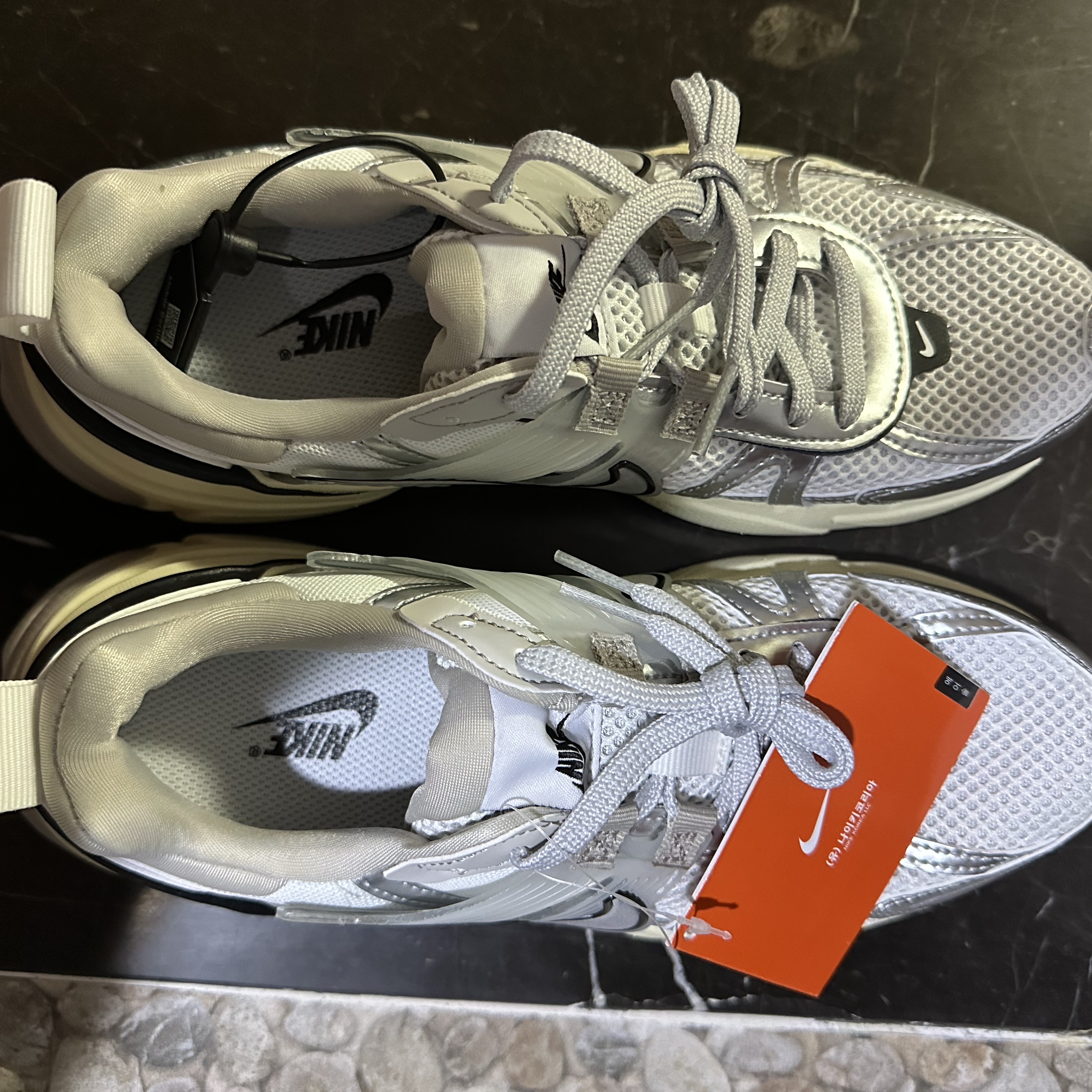 Nike V2K Run Summit White Metallic Silver 착용 스타일