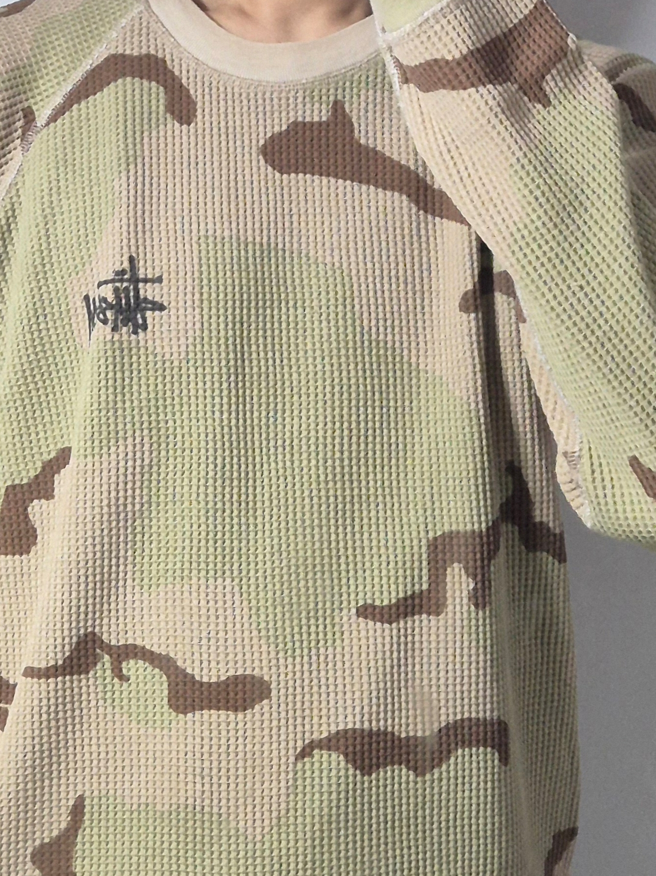 스투시 래글런 써멀 롱슬리브 크루 샌드 카모, 밀로 아카이브 데미지 카펜터 팬츠 샌드 블루 착용 스타일 - 3