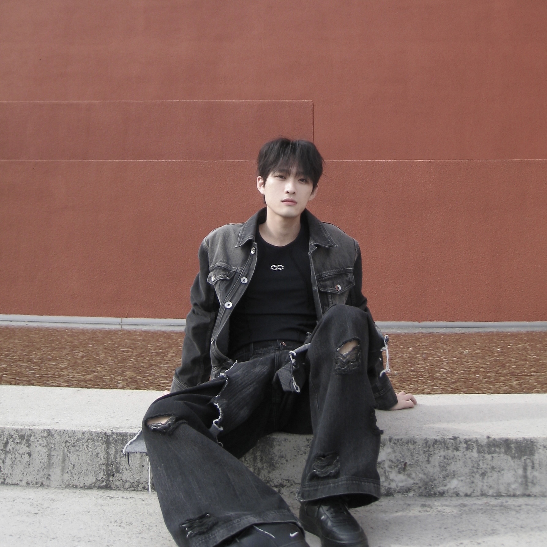 [KREAM 단독] BLR Signature Raw Cut Washing Denim Trucker Jacket Black 착용 스타일 - 3