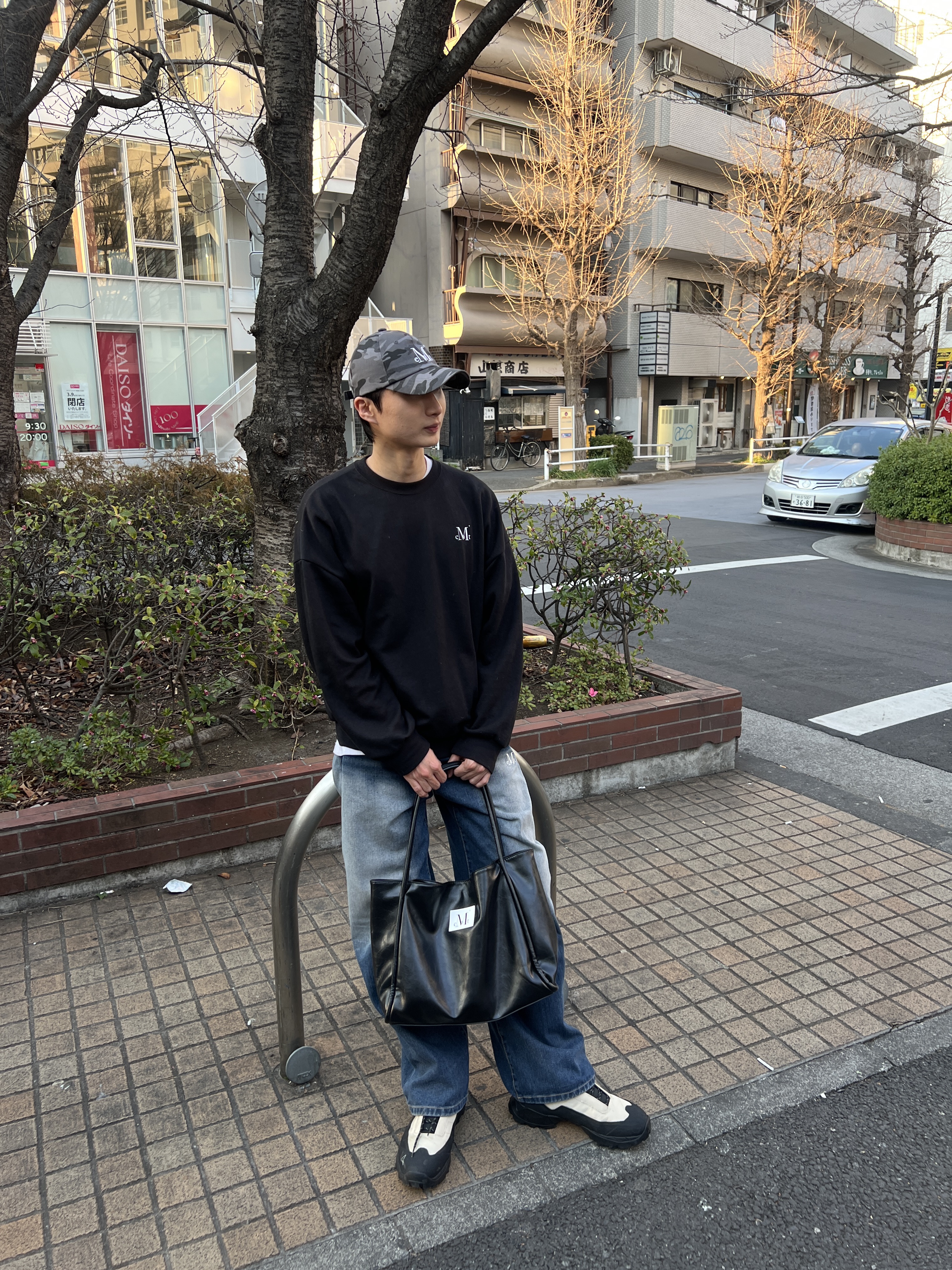 MUCENT Griek Leather Shoulder Bag Black, MUCENT Palma Wide Denim Pants Deep Blue 착용 스타일 - 1