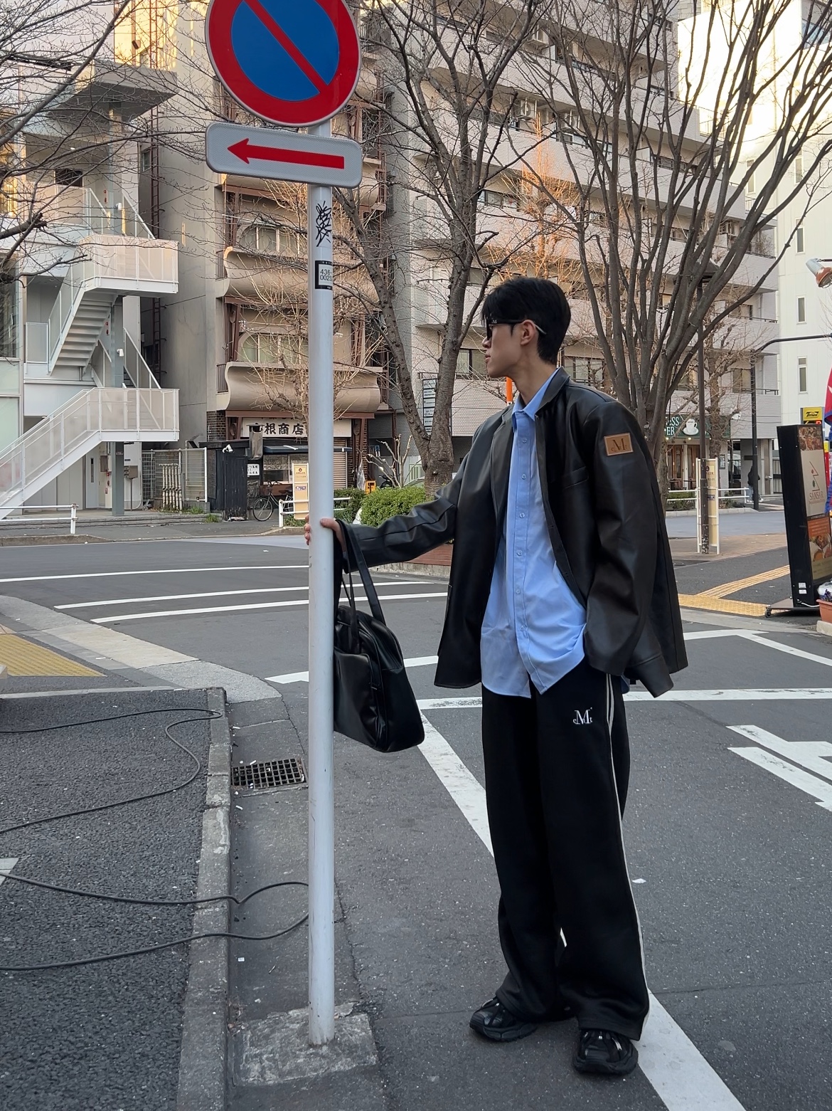 무센트 던스 대디핏 블레이저 레더 자켓 블랙, 무센트 로슨 클래식 라운드 커프 루즈핏 셔츠 스카이 블루 착용 스타일 - 3