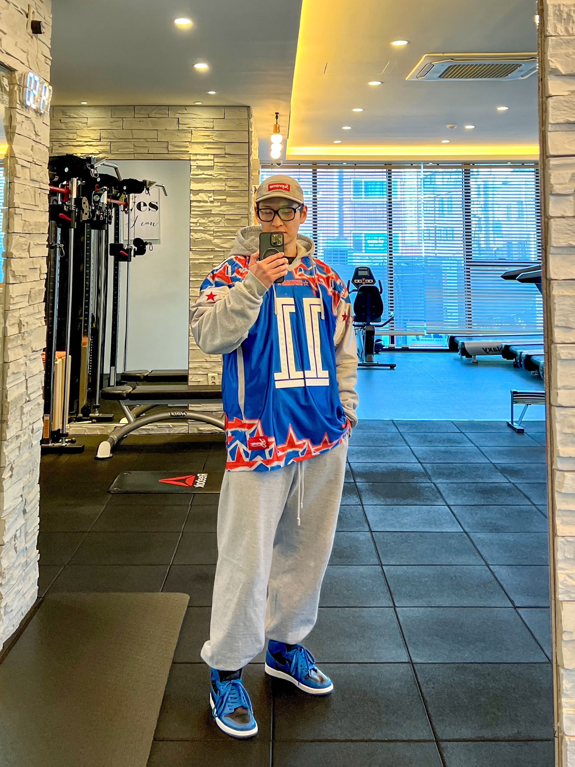 Supreme Mesh Pocket Camp Cap Silver - 24FW, Supreme Stars Football Jersey Royal - 25SS 착용 스타일