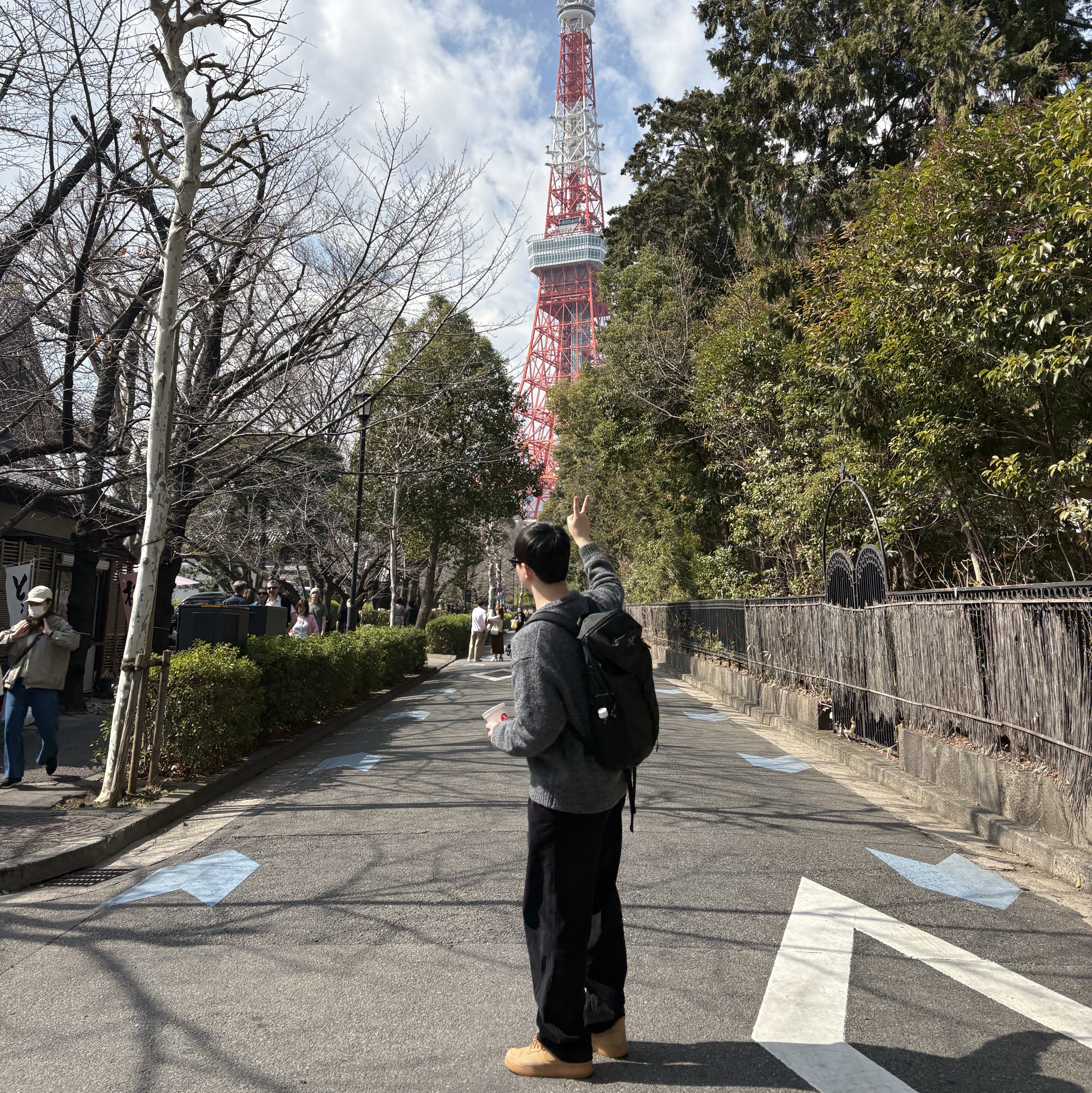 Arc'teryx Mantis 20 Backpack Black, Nike Air Force 1 '07 WB Flax 착용 스타일