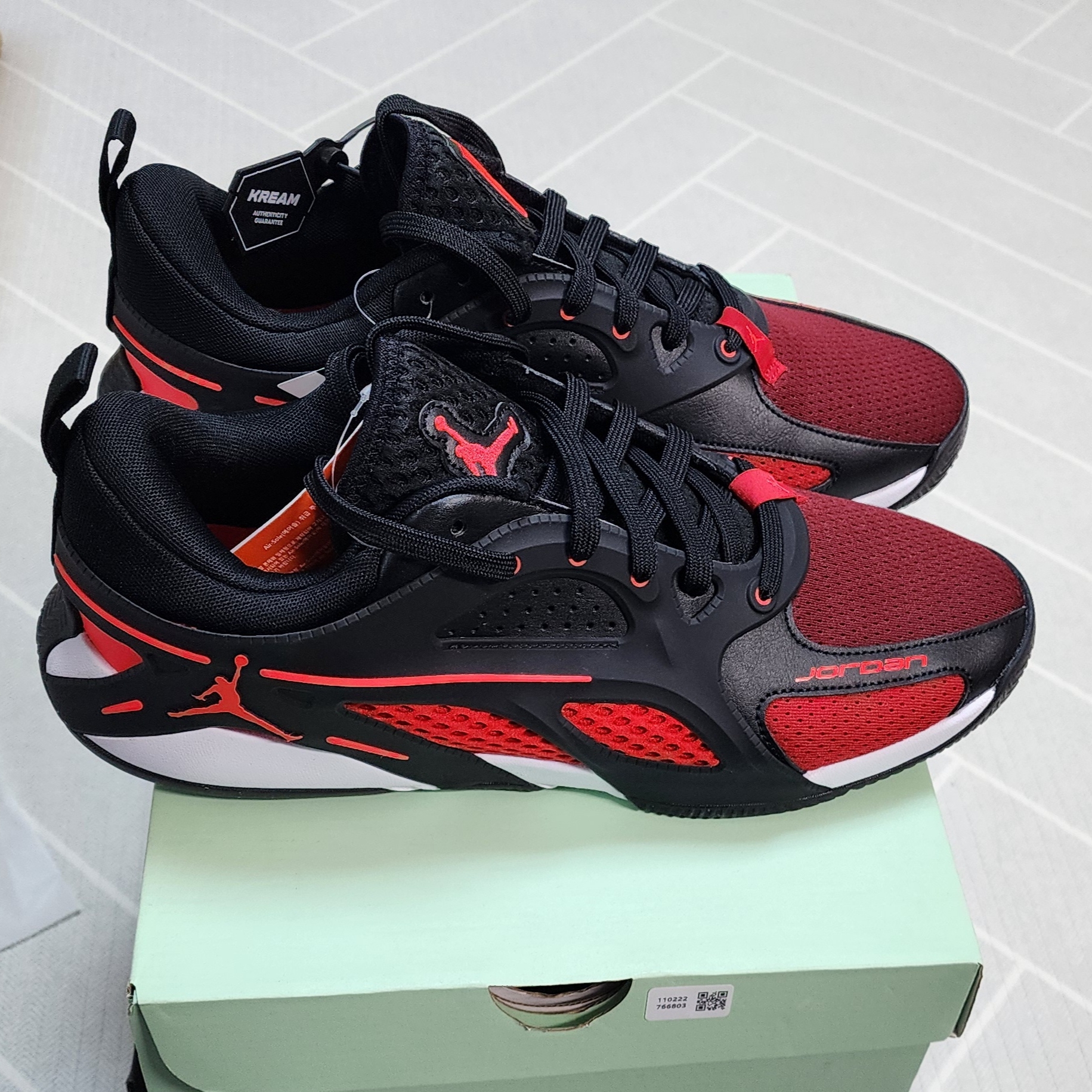Jordan Heir Series PF Bloodline Black University Red 착용 스타일 - 1