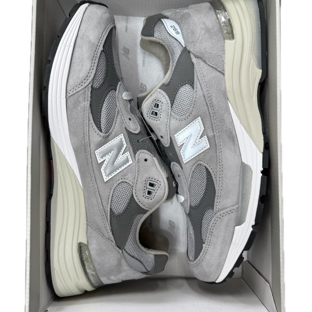 New Balance 992 Made in USA Core Grey Silver Metallic 착용 스타일