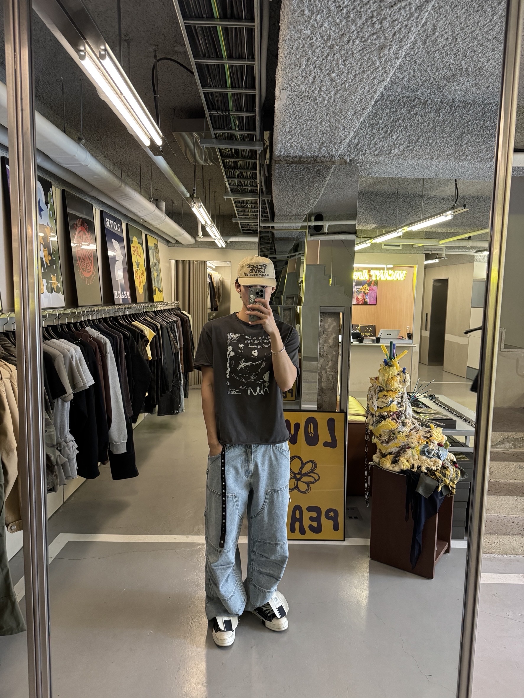 Vacant Archive Evan Artwork T-Shirt Brown, Vacant Archive Evan Artwork T-Shirt Yellow 착용 스타일