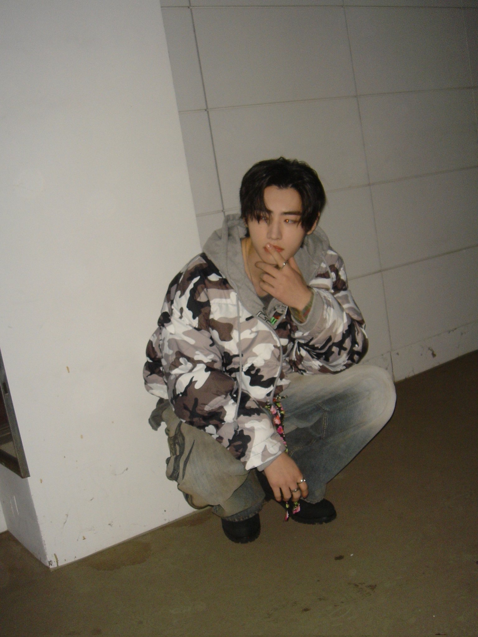 Project G/R Reversible Hooded Puffer Jacket Grey, Balenciaga Y2K Stretched Knee Baggy Pants Light Blue 착용 스타일 - 2