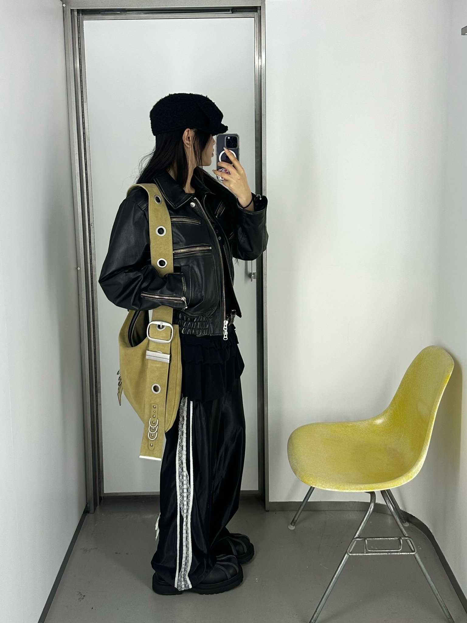 [KREAM 단독] 베이컨트 아카이브 벨라 와이드 스트랩 호보백 블랙, [KREAM 단독] 베이컨트 아카이브 벨라 와이드 스트랩 호보백 베이지 착용 스타일