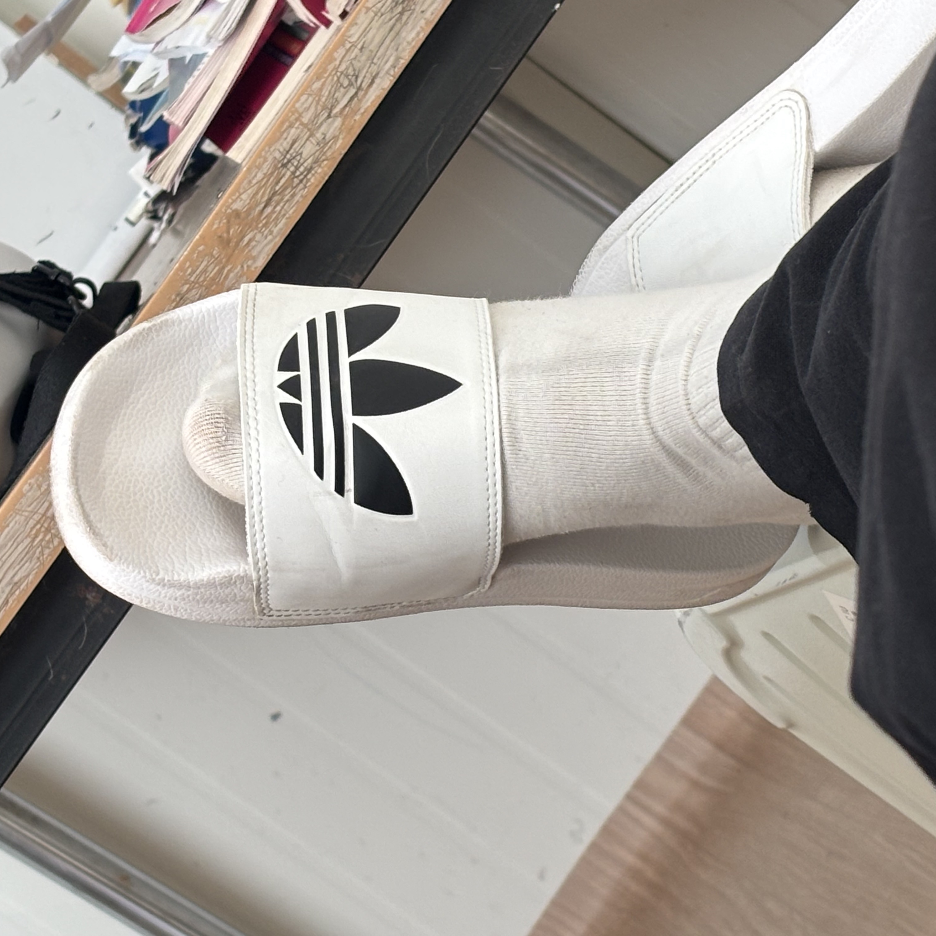 Adidas Adilette Lite Cloud White Core Black 착용 스타일