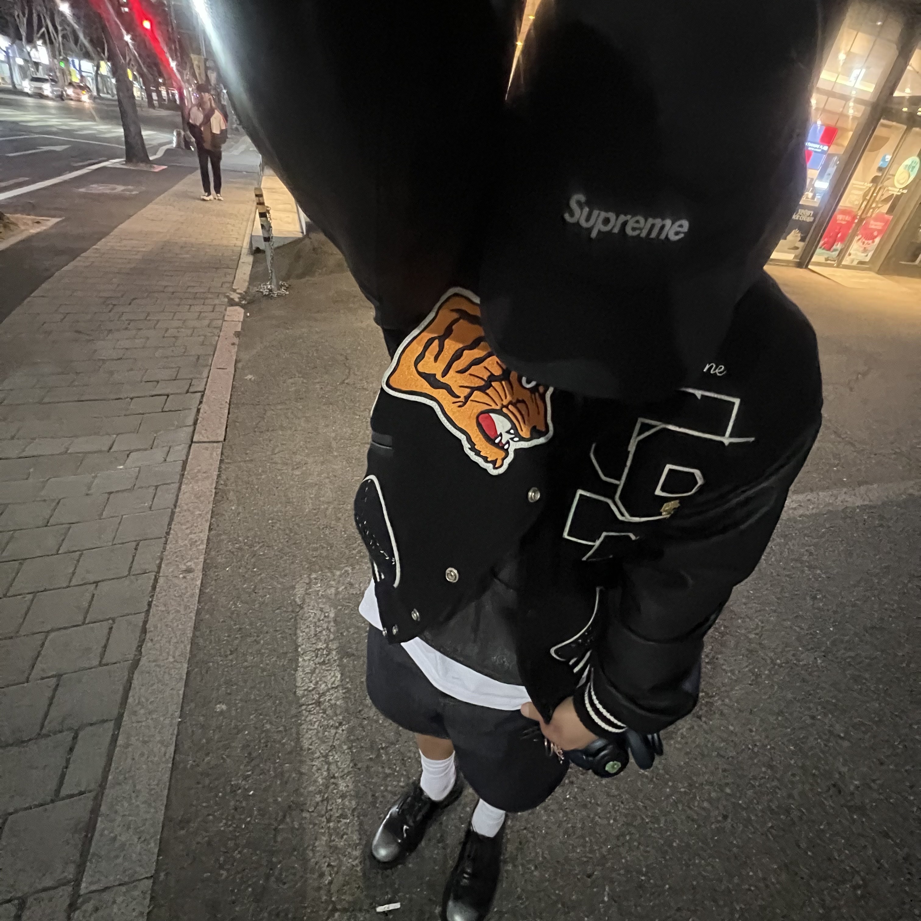 슈프림 쇼크코드 캠프캡 블랙 - 21FW, 스투시 데님 빅 올 쇼츠 린스드 인디고 착용 스타일 - 10