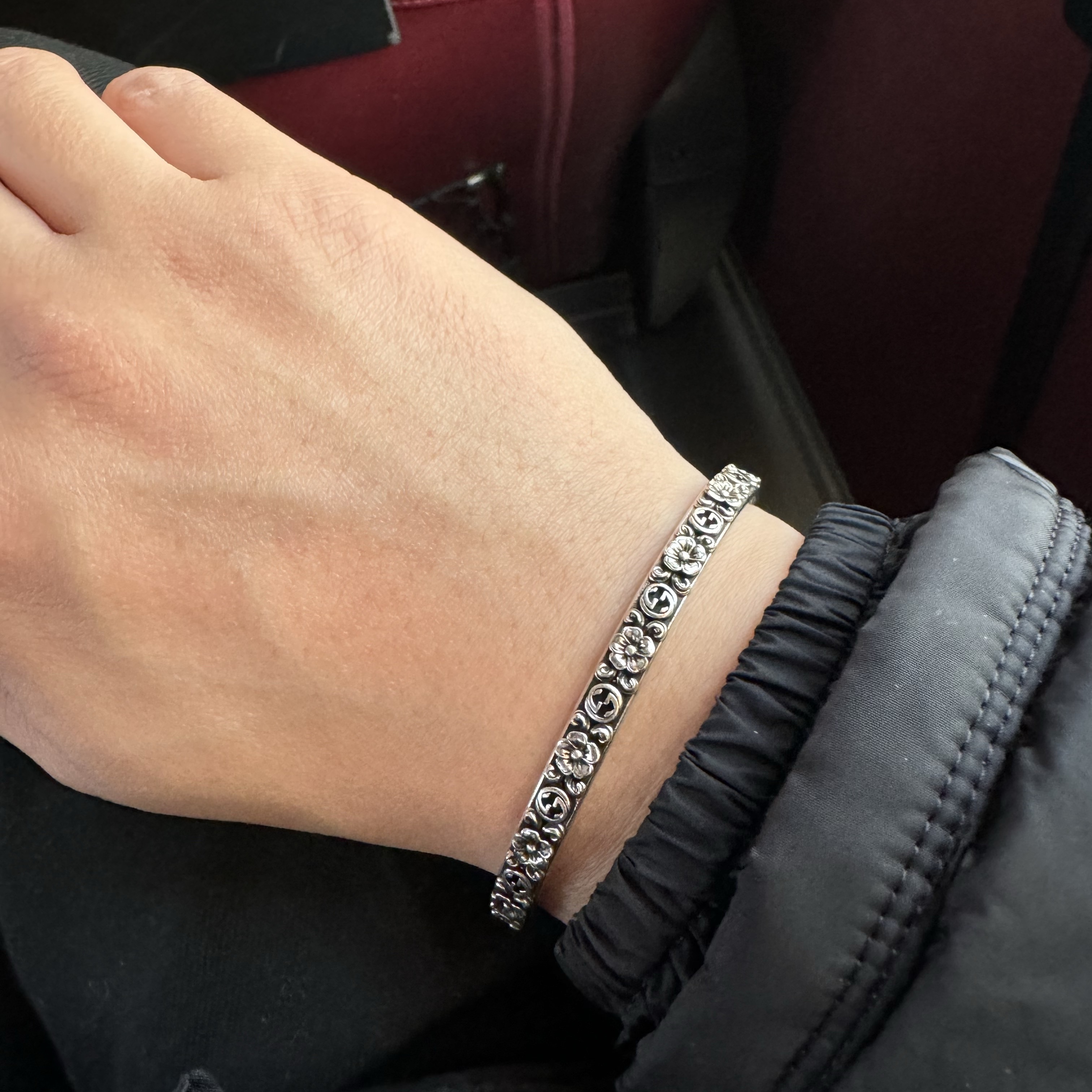 Gucci Interlocking G Cuff With Flowers Silver Aged Finish 착용 스타일