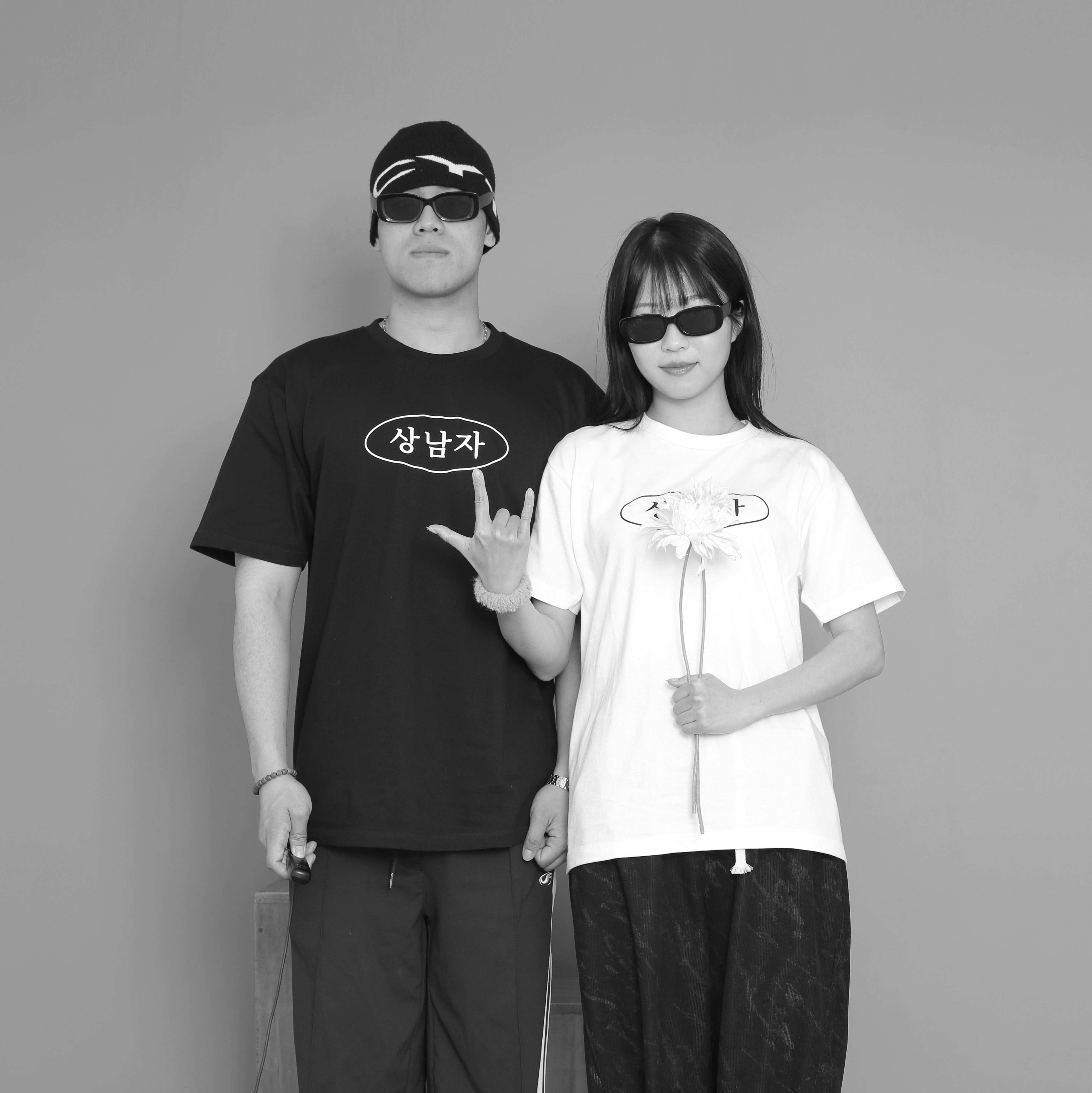 ULDD Sang Yeoja T-Shirt White, ULDD Sang Namja T-Shirt Black 착용 스타일