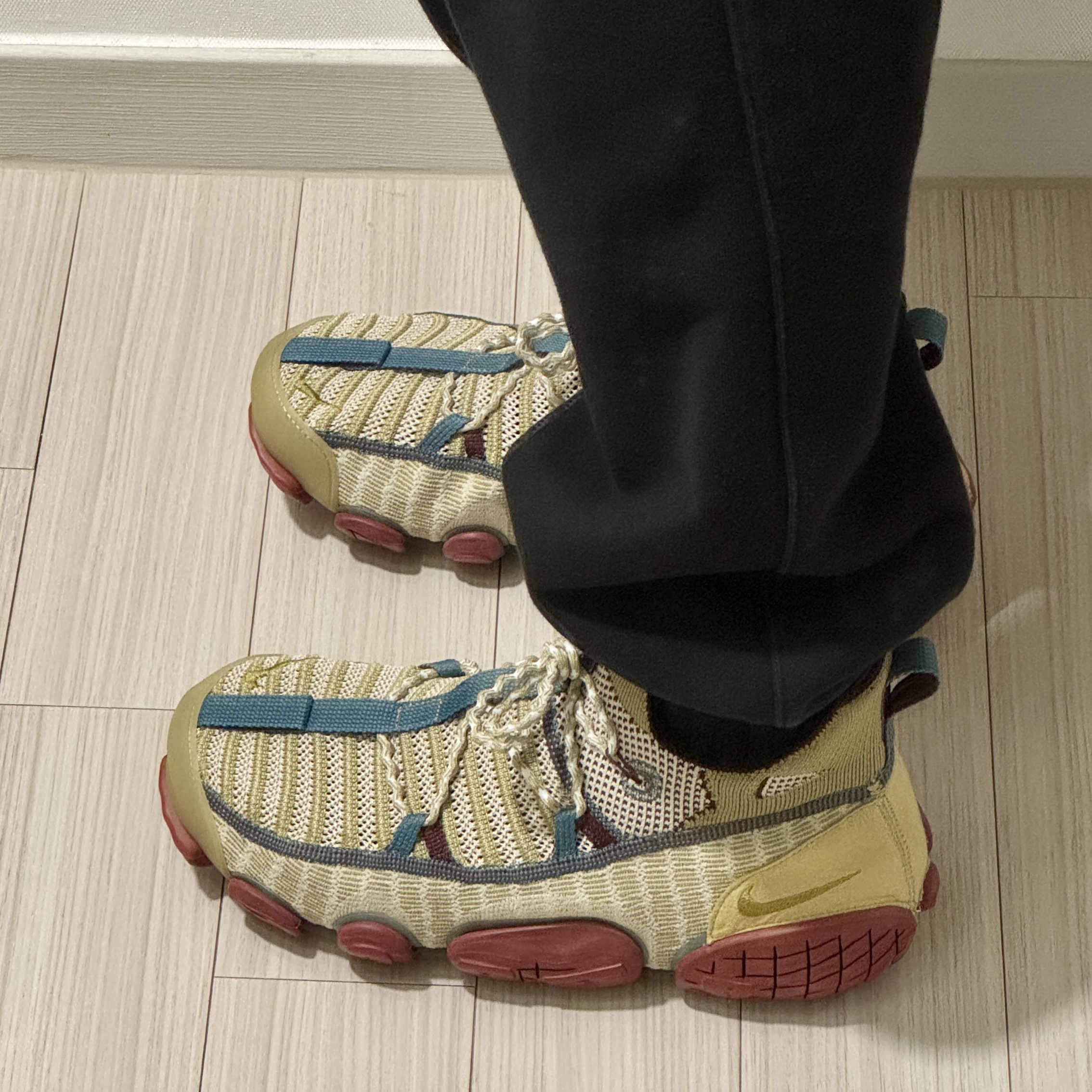 Nike ISPA Link Barley and Desert Moss 착용 스타일 - 3