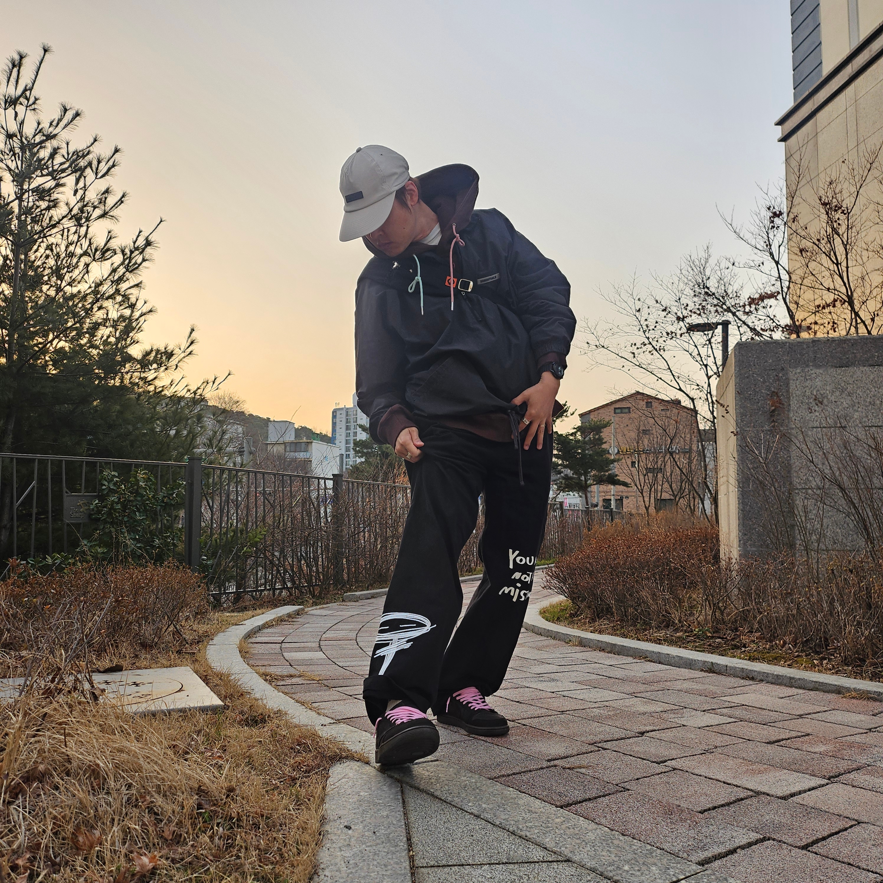 Essentials Track Jacket Black - 20FW, Jordan 1 x Travis Scott Retro Low OG SP Velvet Brown and Dark Mocha 착용 스타일 - 2