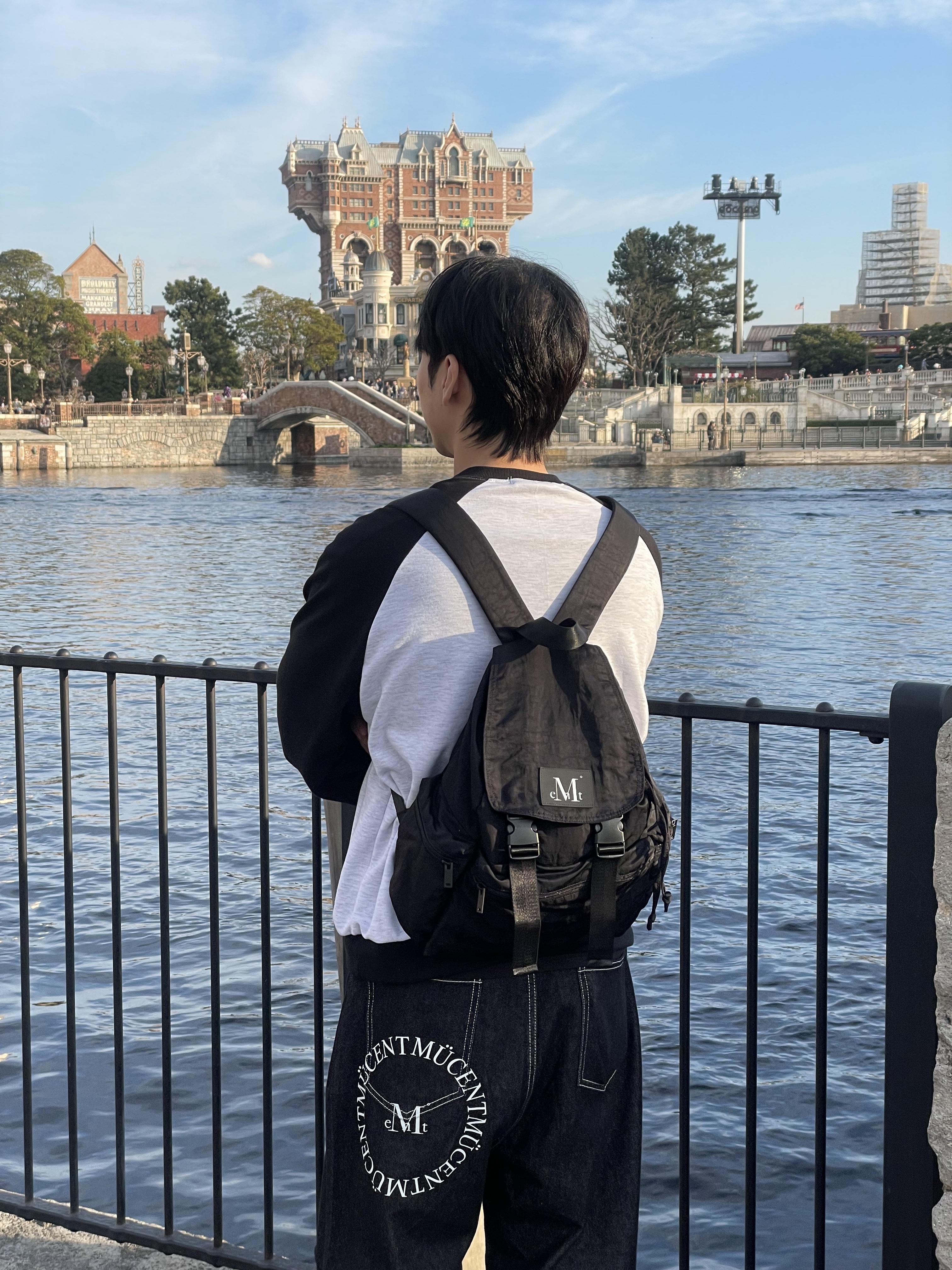 MUCENT Signature Arc Back Logo Denim Pants Black, MUCENT Mobius Lettering Raglan Mtm Black-Oatmeal 착용 스타일 - 3