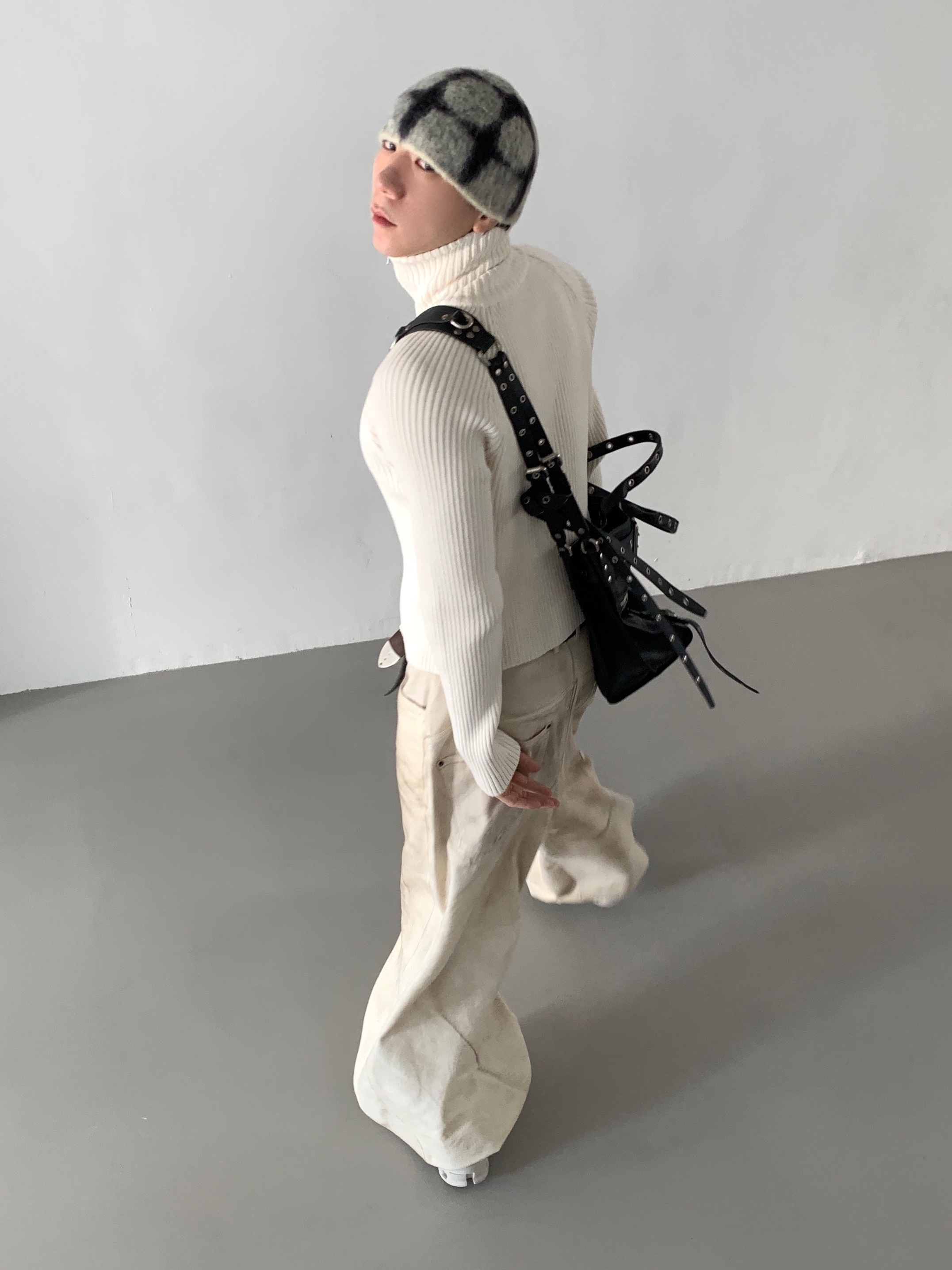 On Running x Post Archive Faction (Paf) Cloudmonster 2 Moondust Chalk, Our Legacy Double Tongue Belt Mahogany 착용 스타일 - 2