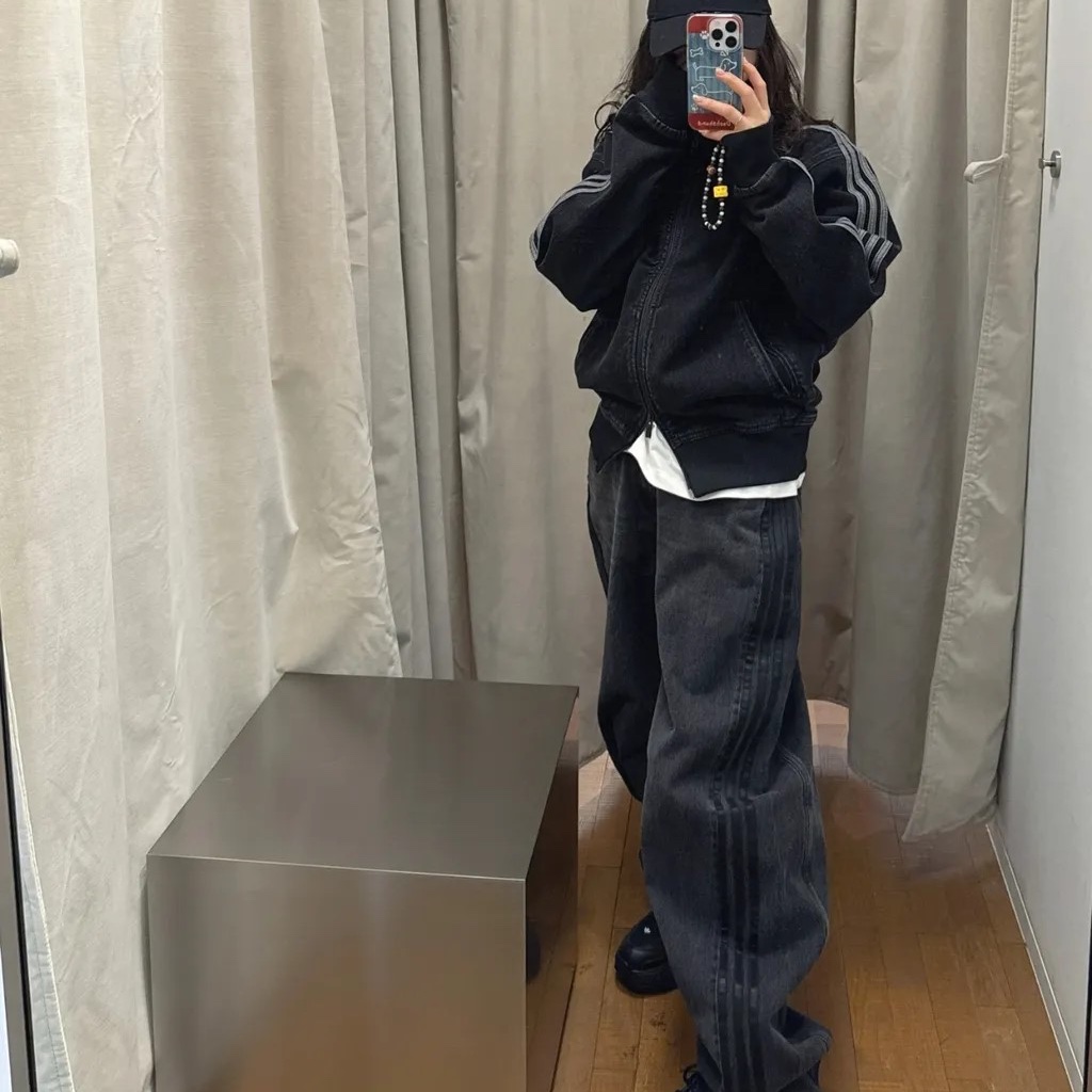 Adidas Adicolor Denim Firebird Track Top True Black Denim  - US Sizing, Adidas Adicolor Denim Firebird Track Top True Black Denim  - KR Sizing 착용 스타일 - 5