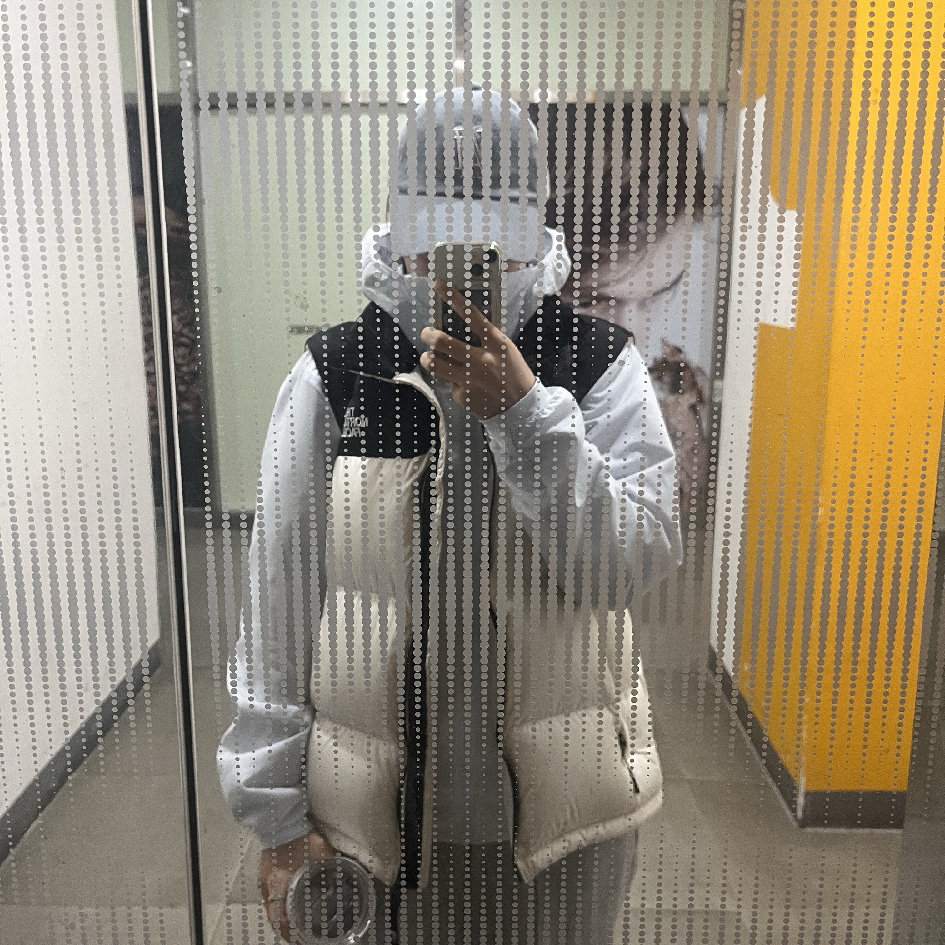 The North Face White Label Novelty Nuptse Down Vest Cream, Arc'teryx Atom Hoody Daybreak 착용 스타일