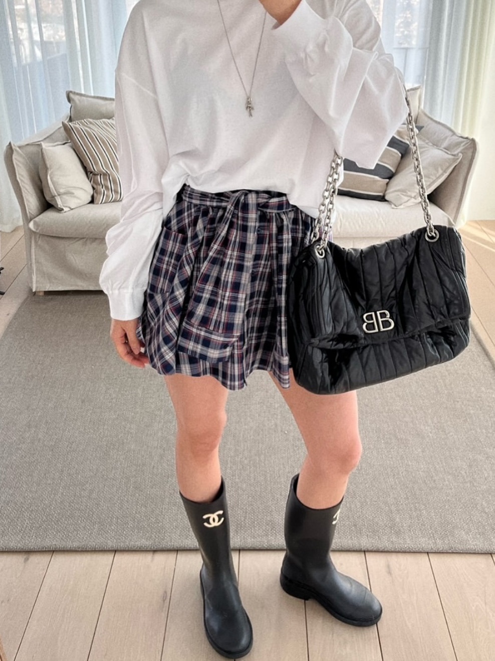 (W) Chanel Boots Caoutchouc & Black, Balenciaga Monaco Medium Chain Bag Black 착용 스타일 - 1