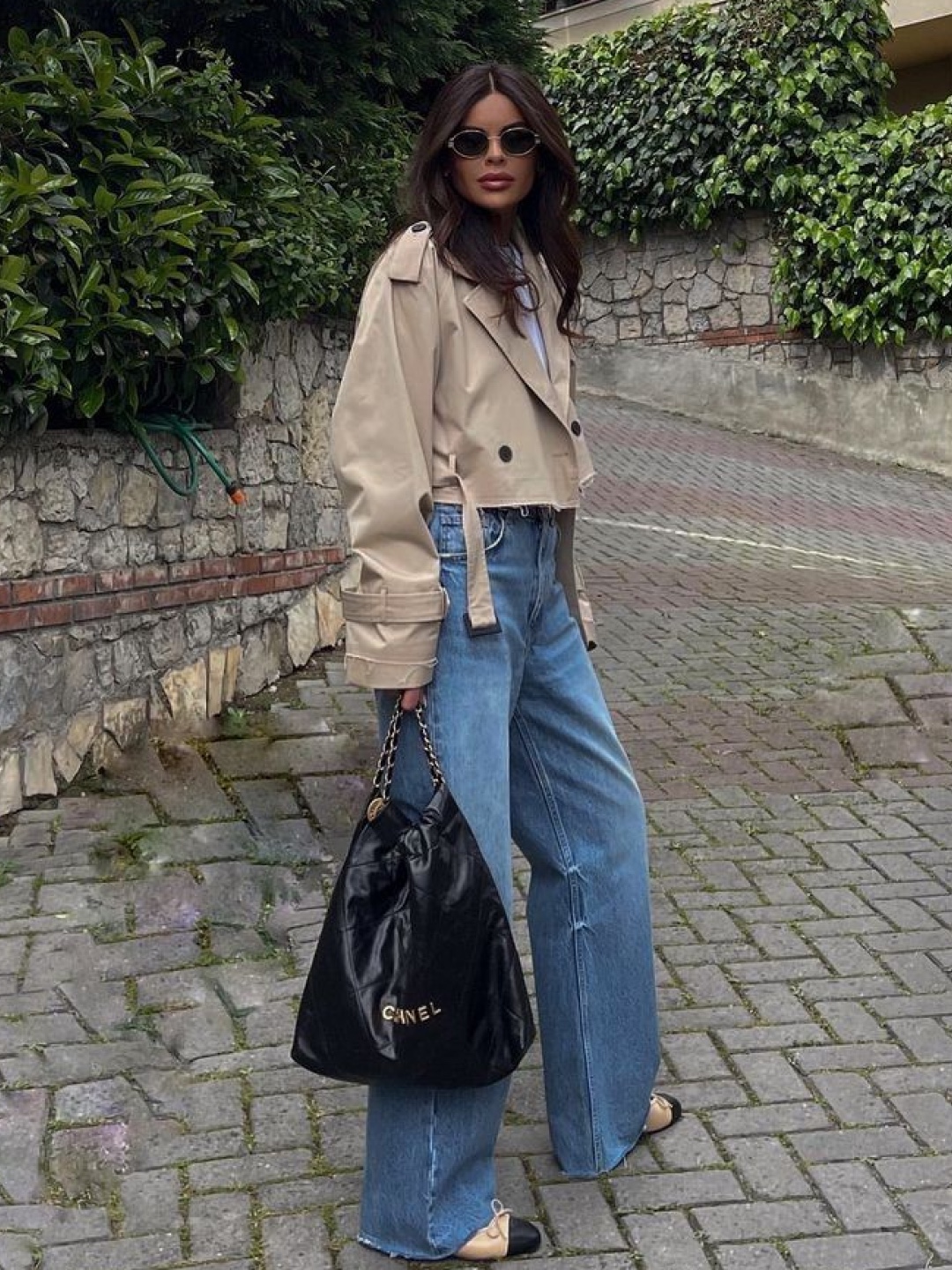 Burberry Balmoral Trench Coat, Vivastudio Woman Cropped Oversized Trench Coat Beige 착용 스타일 - 5