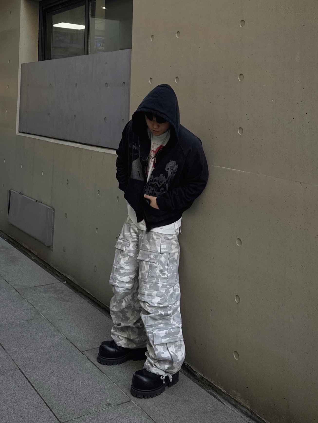 Farfromwhat Far Camo Cargo Pants White, Balenciaga Stomper Bootie Black 착용 스타일