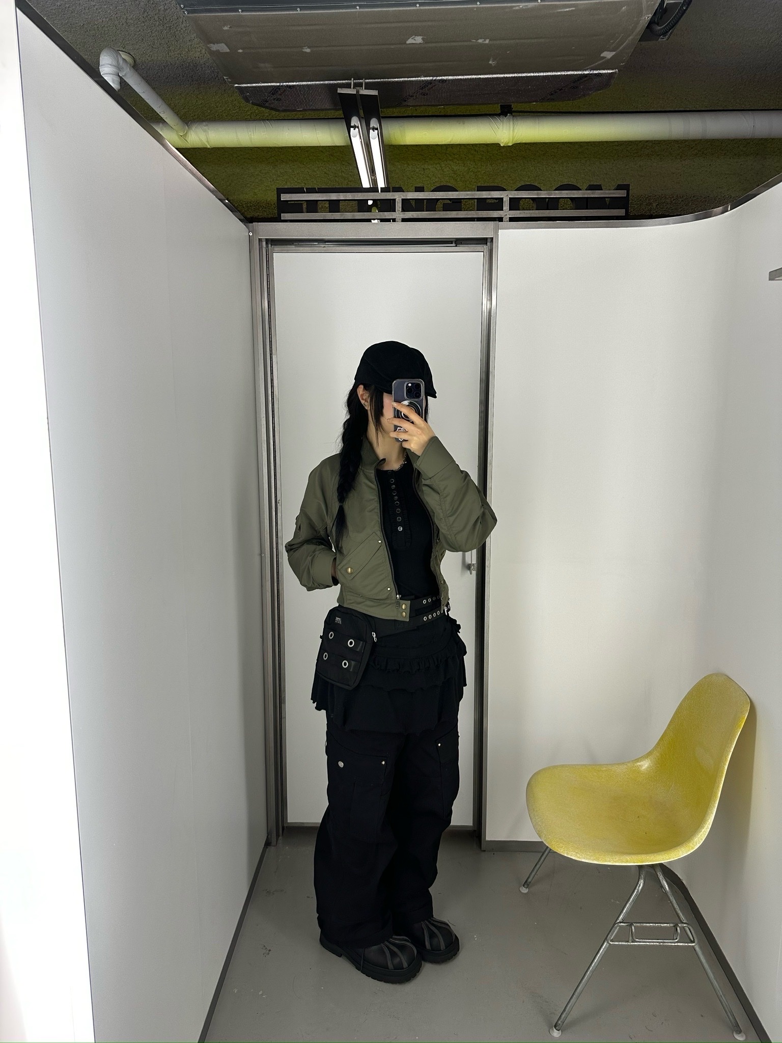 베이컨트 아카이브 포니아 프릴 레이어드 원피스 라이트 블랙, 베이컨트 아카이브 포니아 프릴 레이어드 원피스 라이트 카키 착용 스타일 - 2