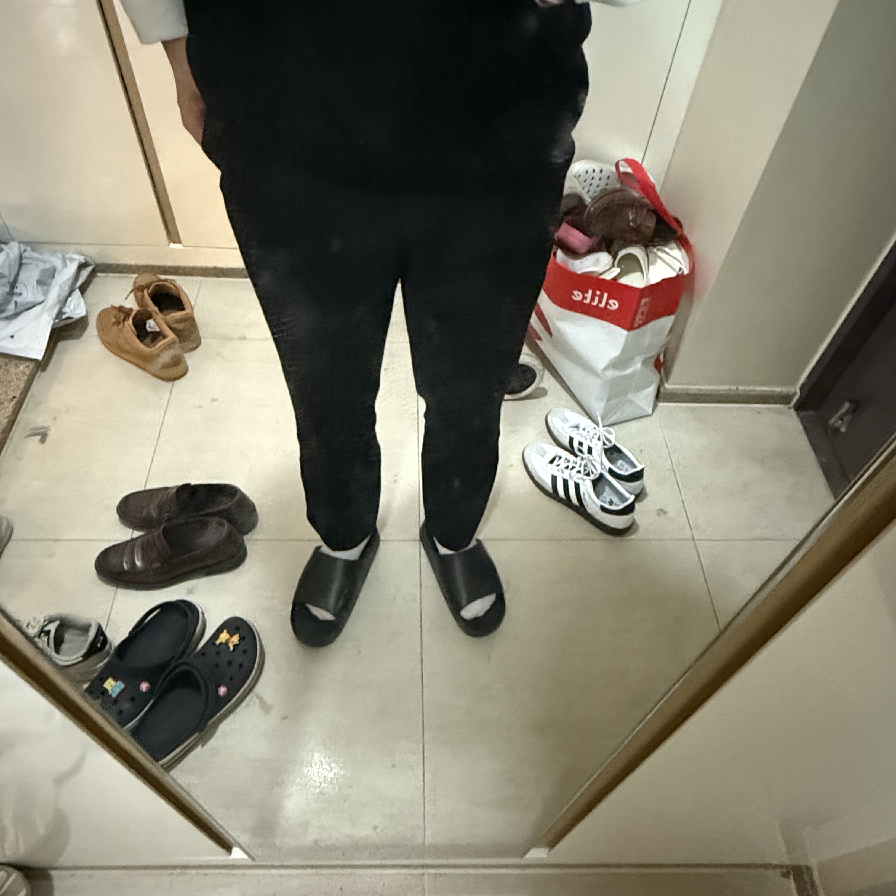 Nike Calm Slide Black 착용 스타일