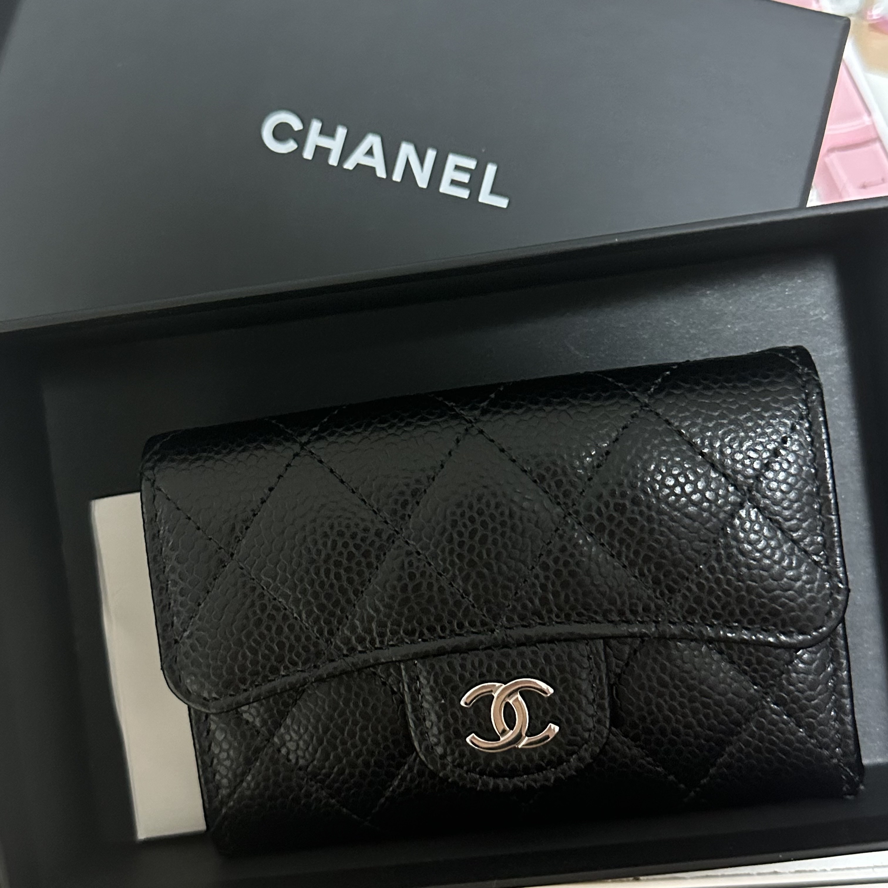 Chanel Classic Card Holder Grained Calfskin & Silver Black 착용 스타일