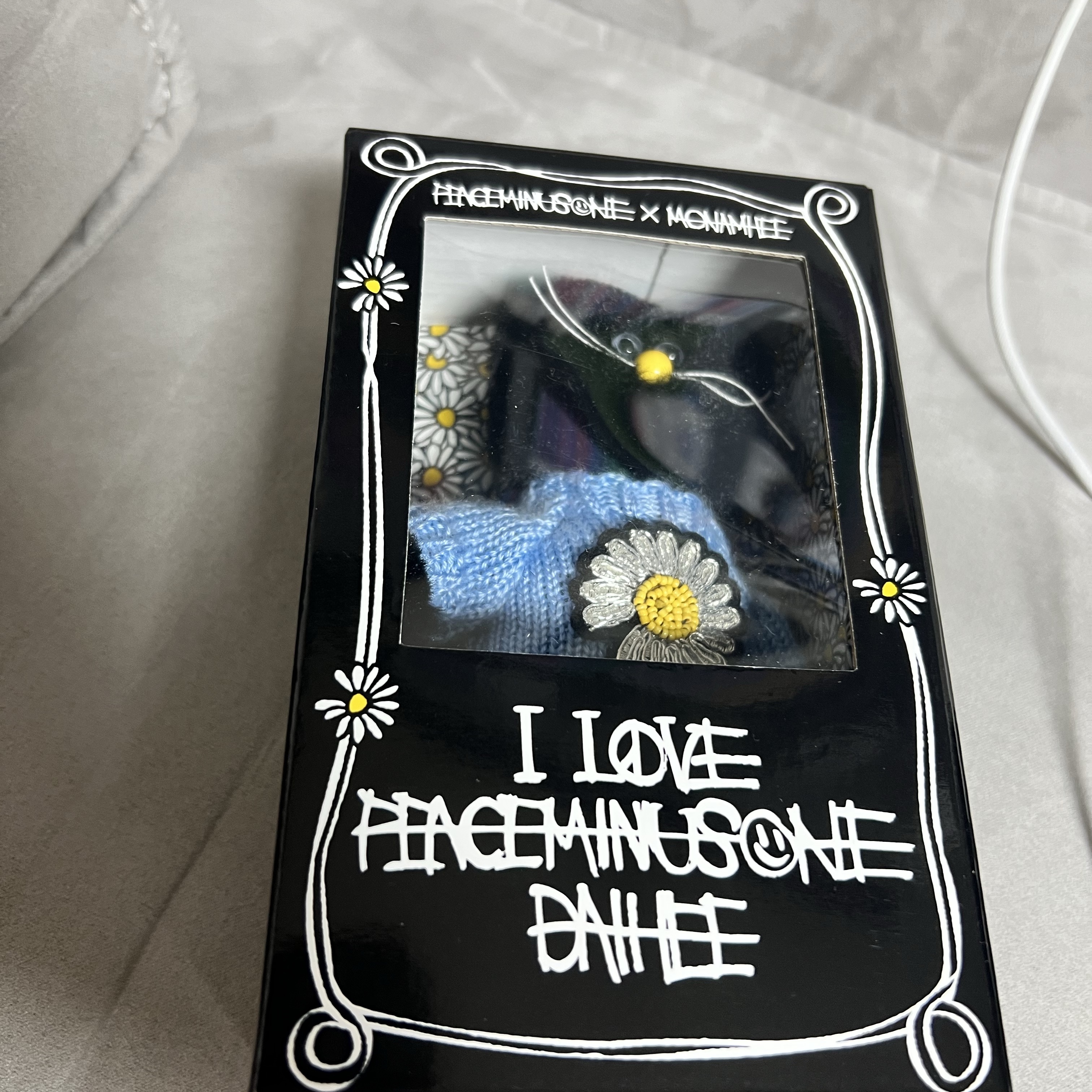 Monamhee x Peaceminusone Daihee Plush Keyring 착용 스타일 - 1