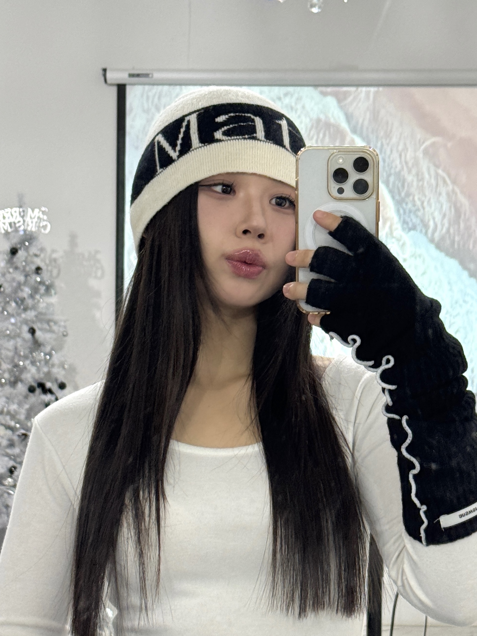 Matin Kim Logo Jacquard Short Beanie White, Matin Kim Logo Linen Short Beanie White 착용 스타일 - 2