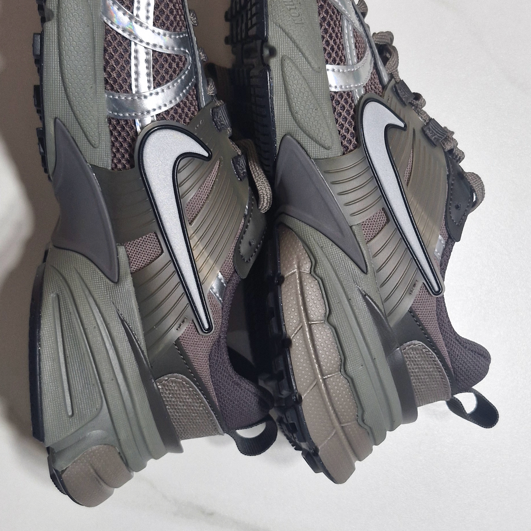 Nike V2K Run Cave Stone Flat Pewter 착용 스타일