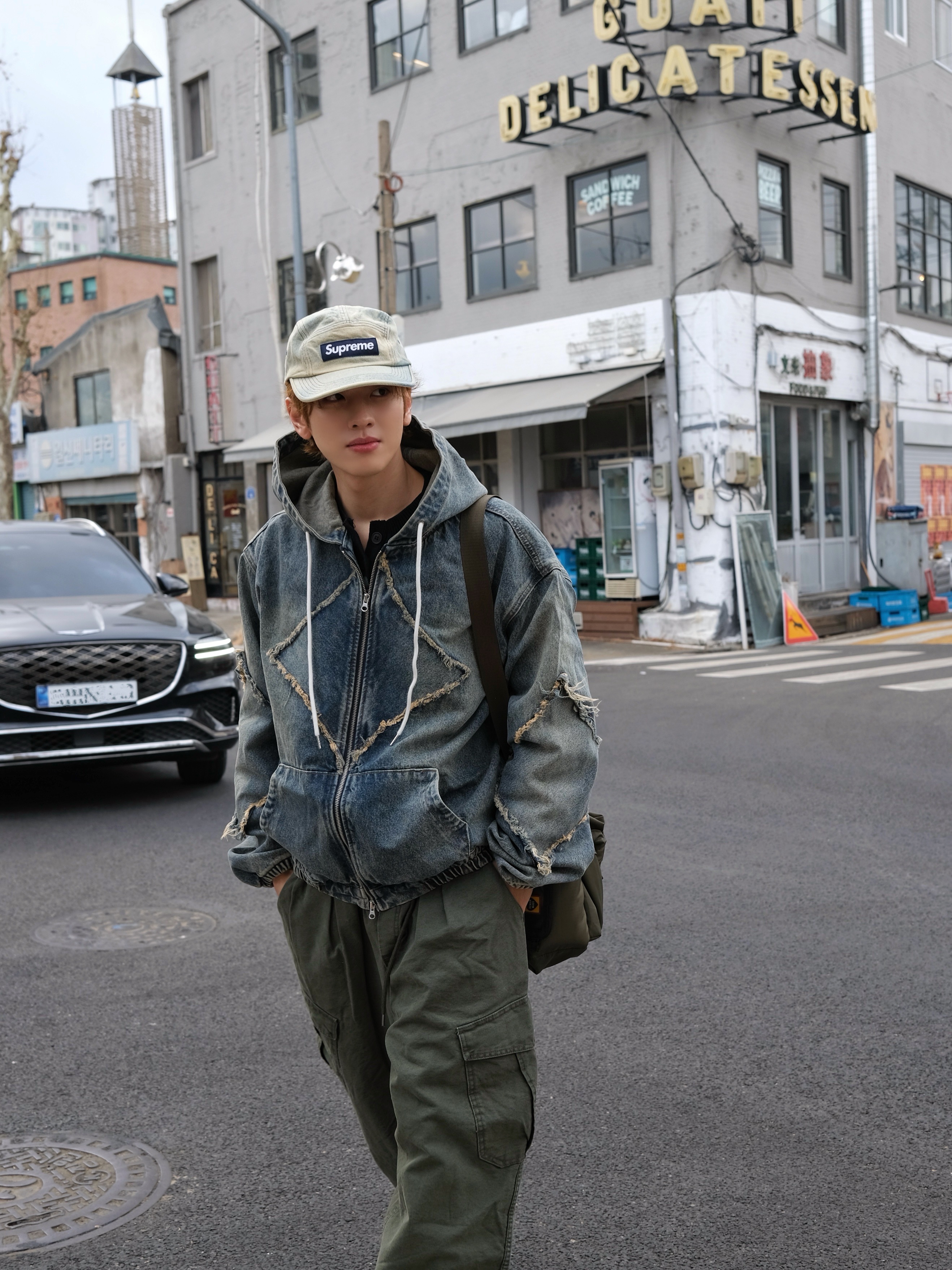 Uniqlo Multi Pocket Shoulder Bag Olive, Human Made Military Card Case Black 착용 스타일 - 2