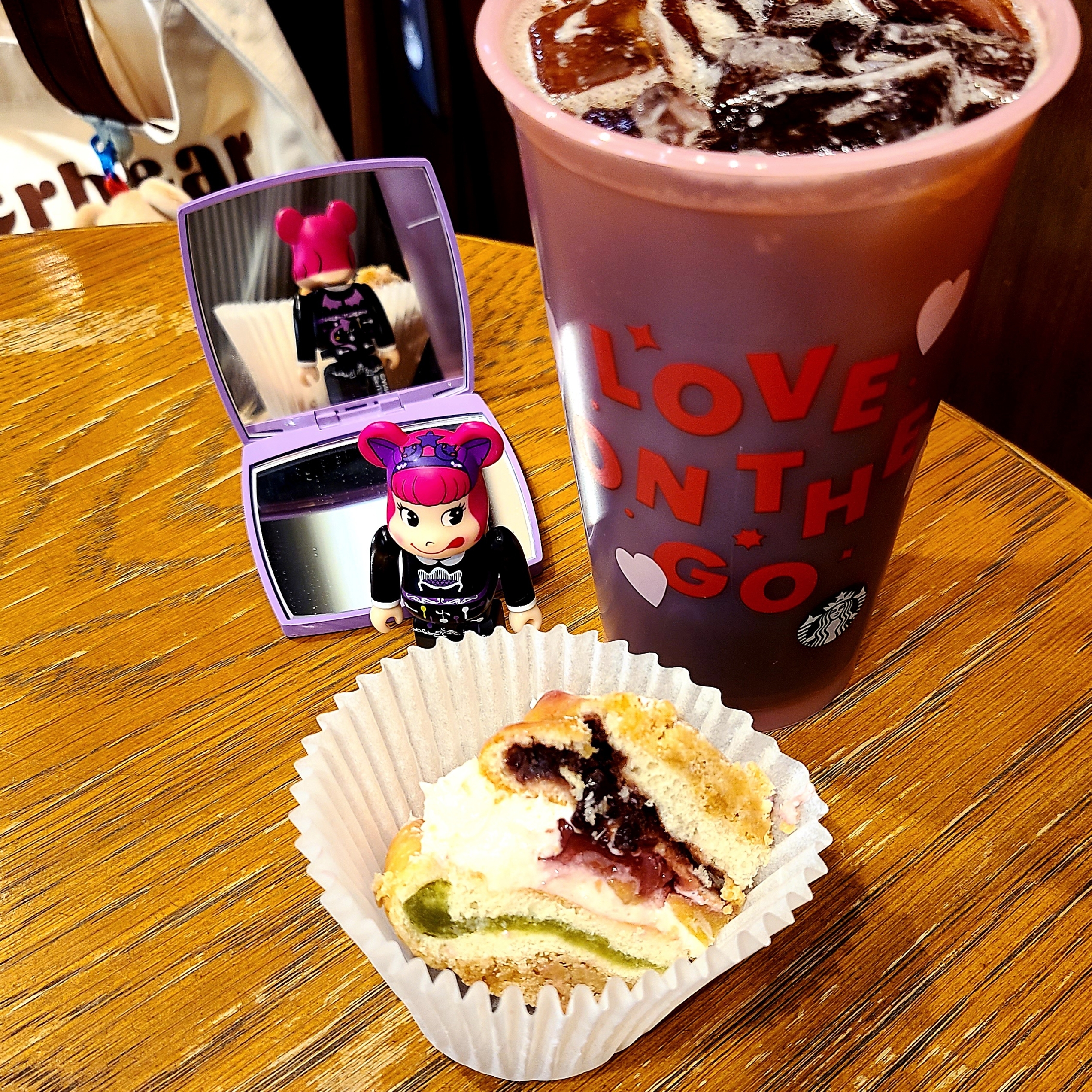 Bearbrick x Anna Sui x Pecola 100% & 400% Set 착용 스타일 - 2