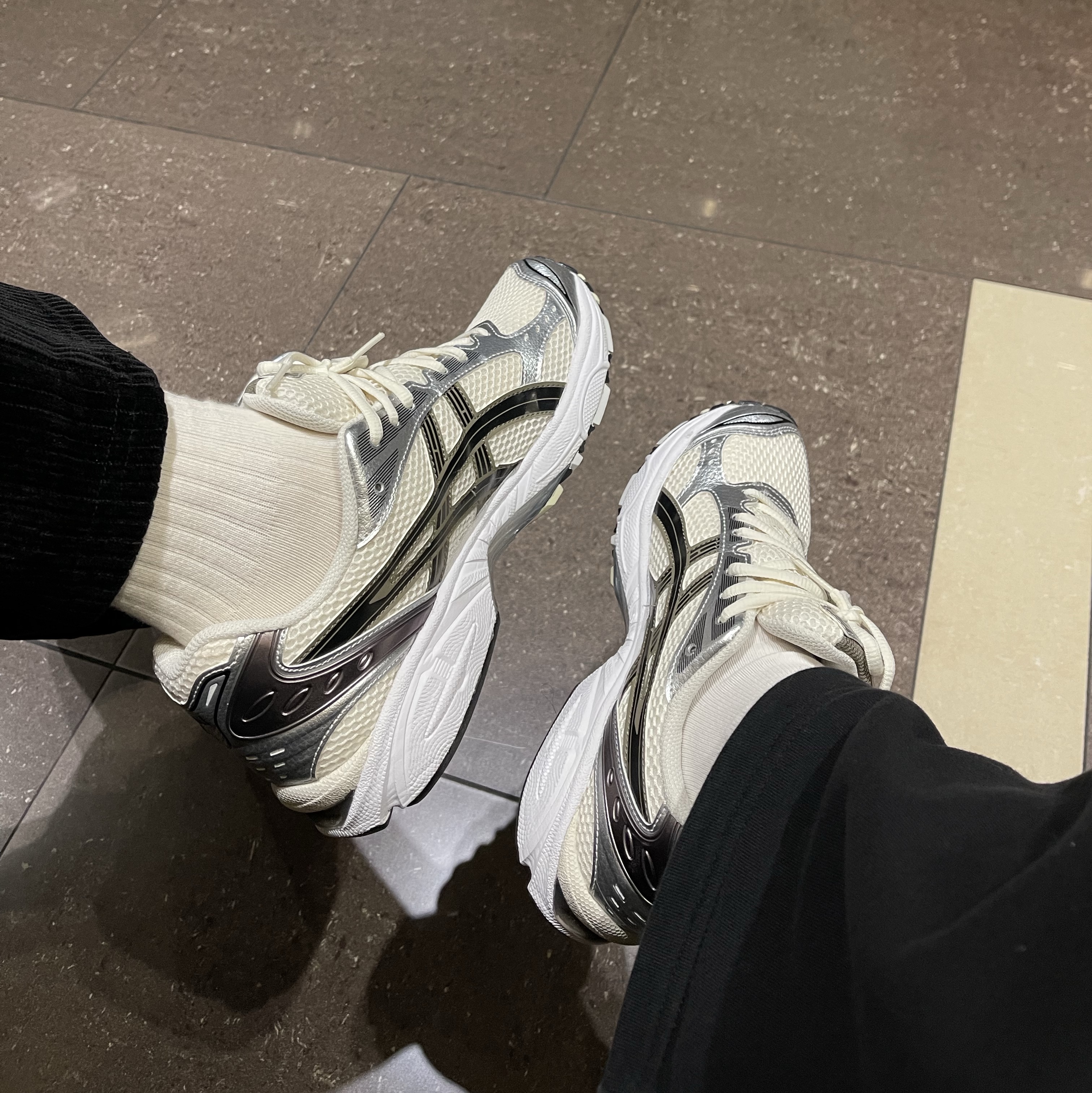 Asics Gel-Kayano 14 Cream Black 착용 스타일
