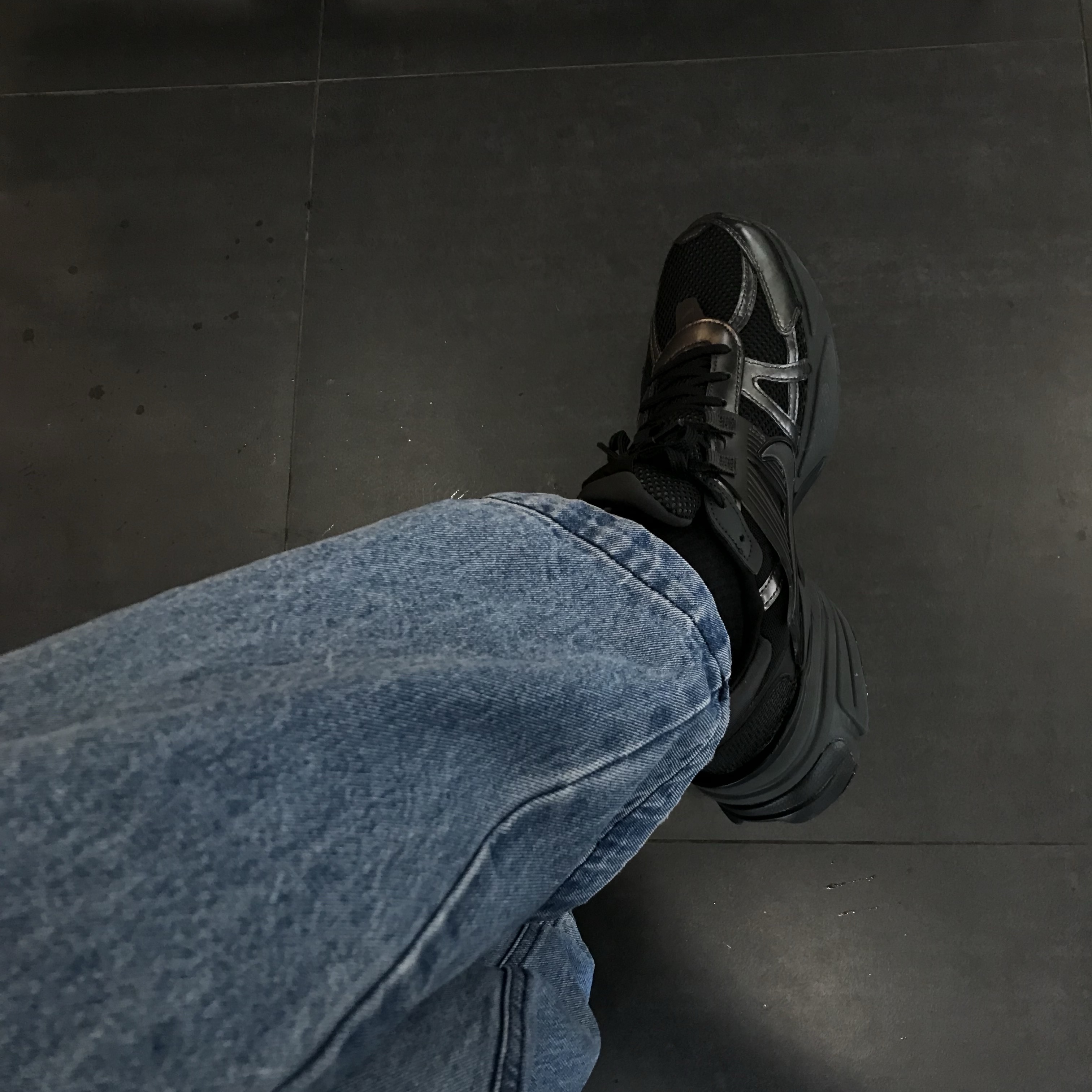 Nike V2K Run Black Anthracite 착용 스타일 - 2