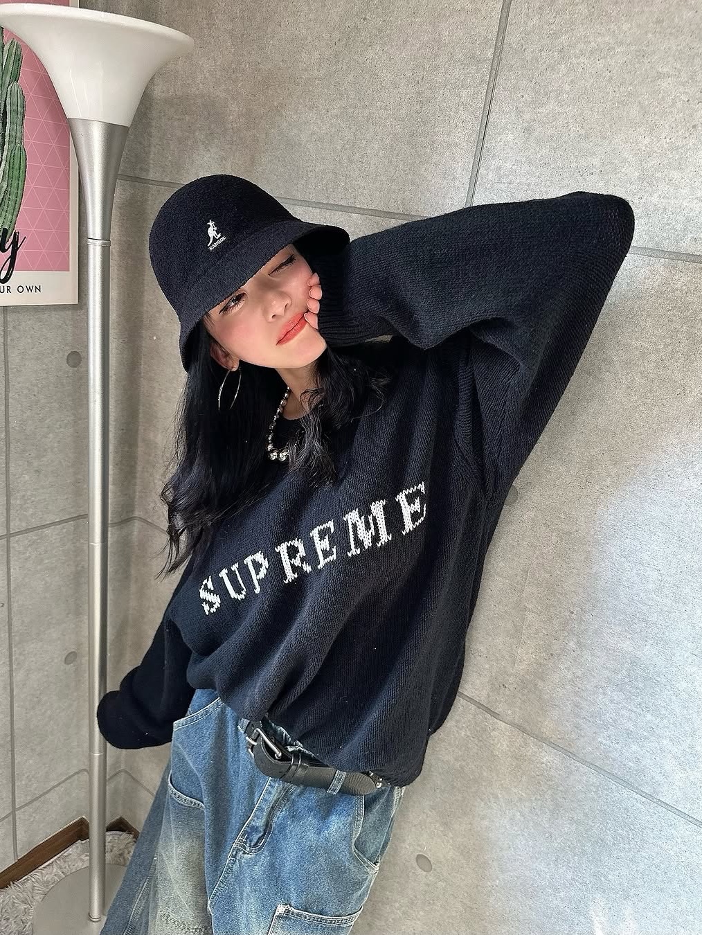 Supreme Contrast Logo Sweater Black - 25SS 착용 스타일 - 3