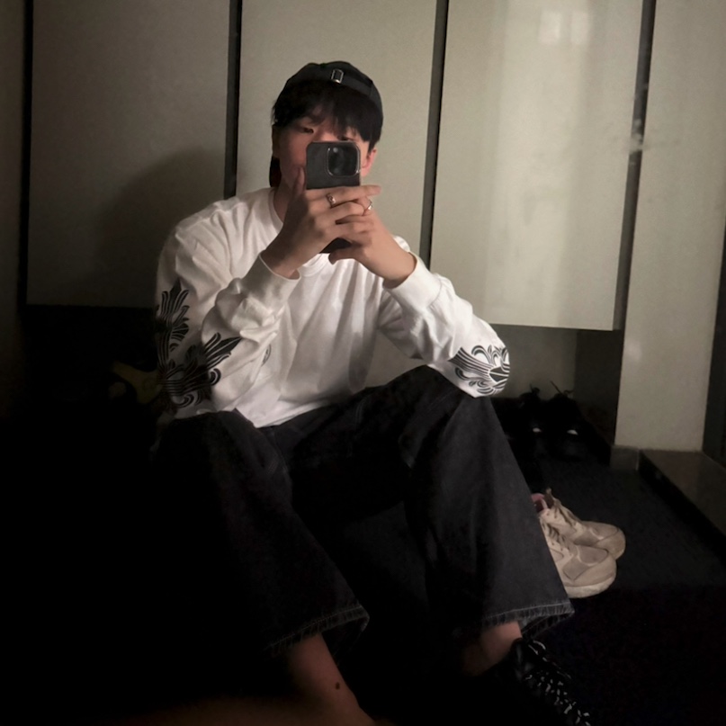 크롬하츠 클래식 홀스슈 로고 롱슬리브 티셔츠 화이트, 나이키 x 슈프림 에어포스 1 로우 블랙 착용 스타일 - 1