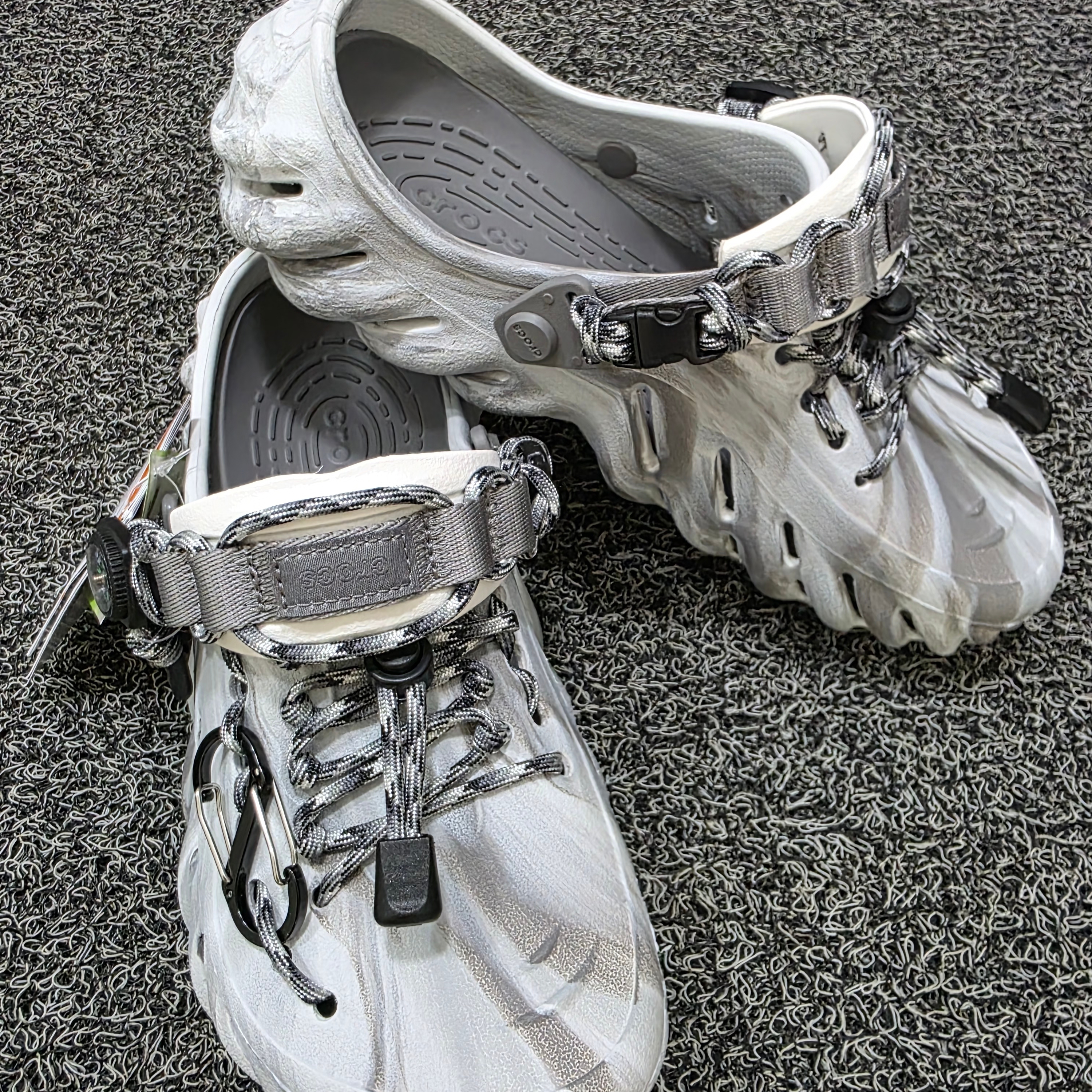 Crocs Echo Marbled Clog Moonlight Multi 착용 스타일