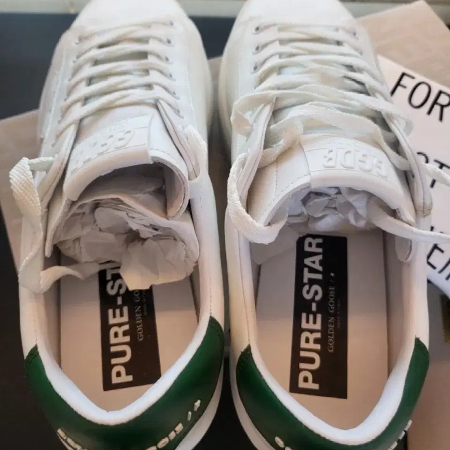 Golden Goose Purestar White Green Heel Tab Sneakers 착용 스타일 - 4