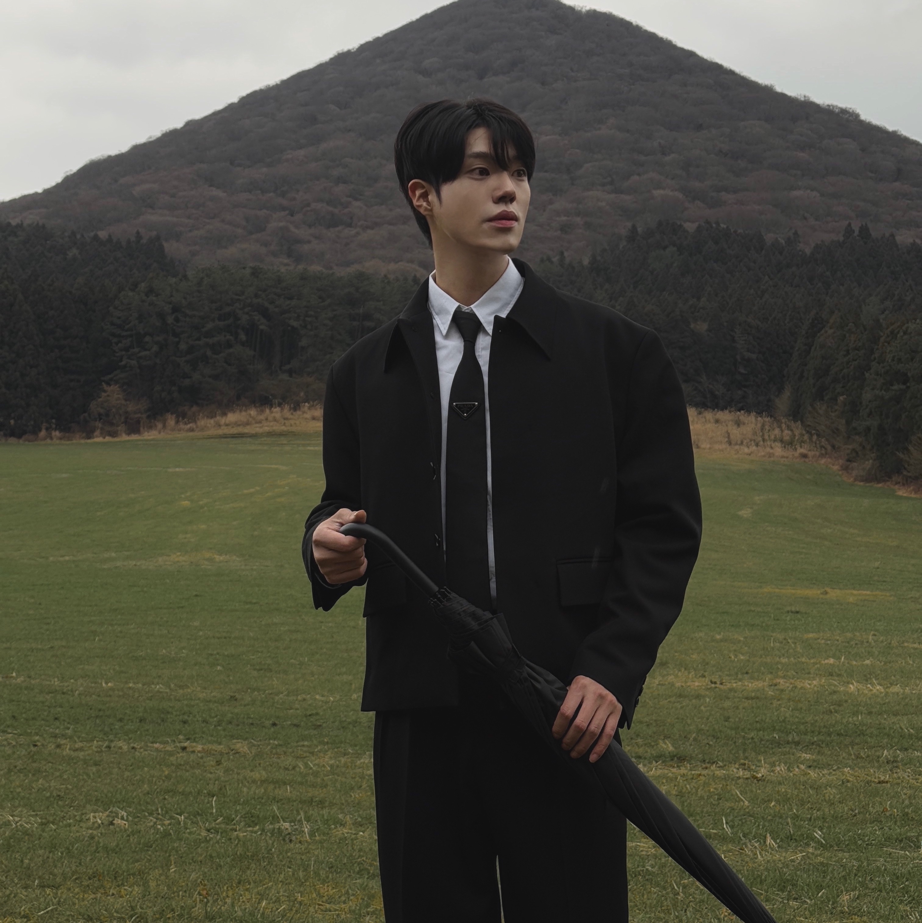 Prada Re-Nylon Gabardine Tie Black 착용 스타일 - 1