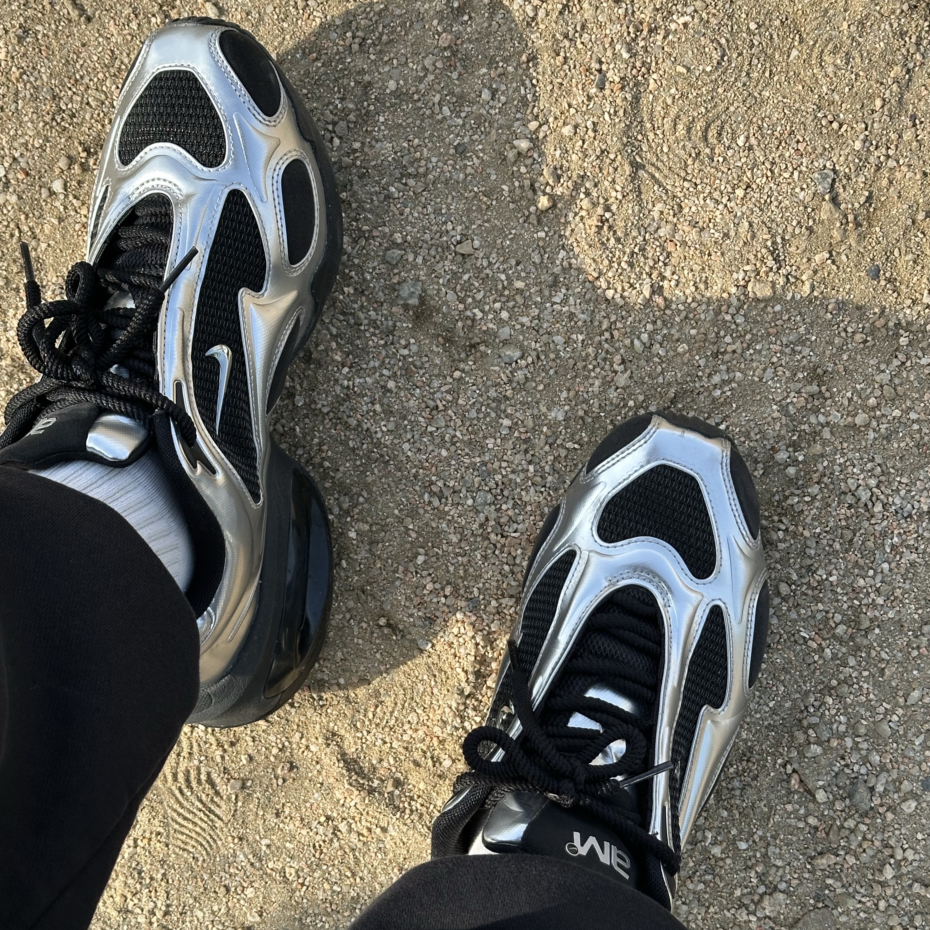 (W) Nike Air Max Muse Black and Metallic Silver 착용 스타일 - 1