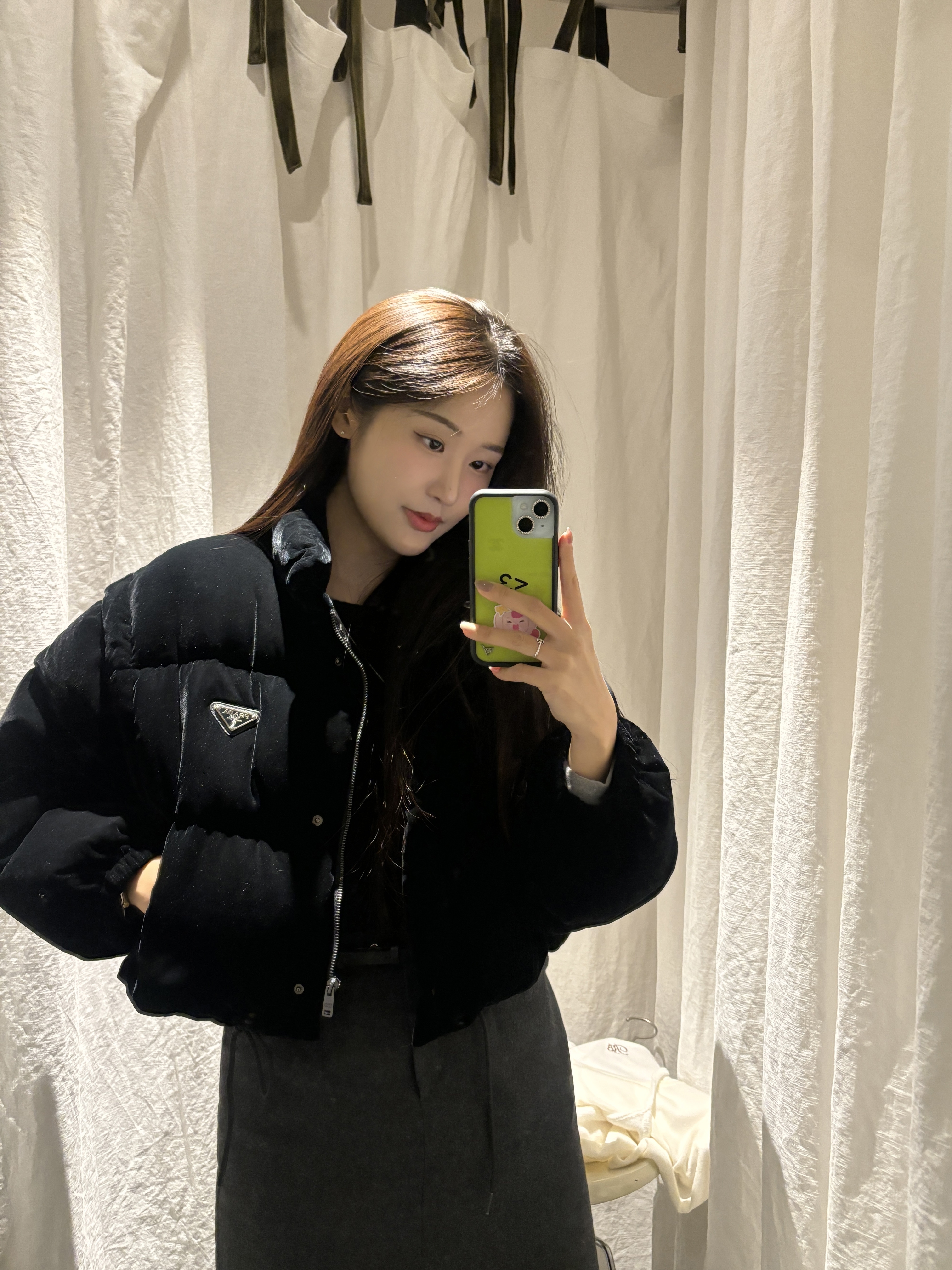 (W) Prada Velvet Cropped Puffer Jacket Black 착용 스타일